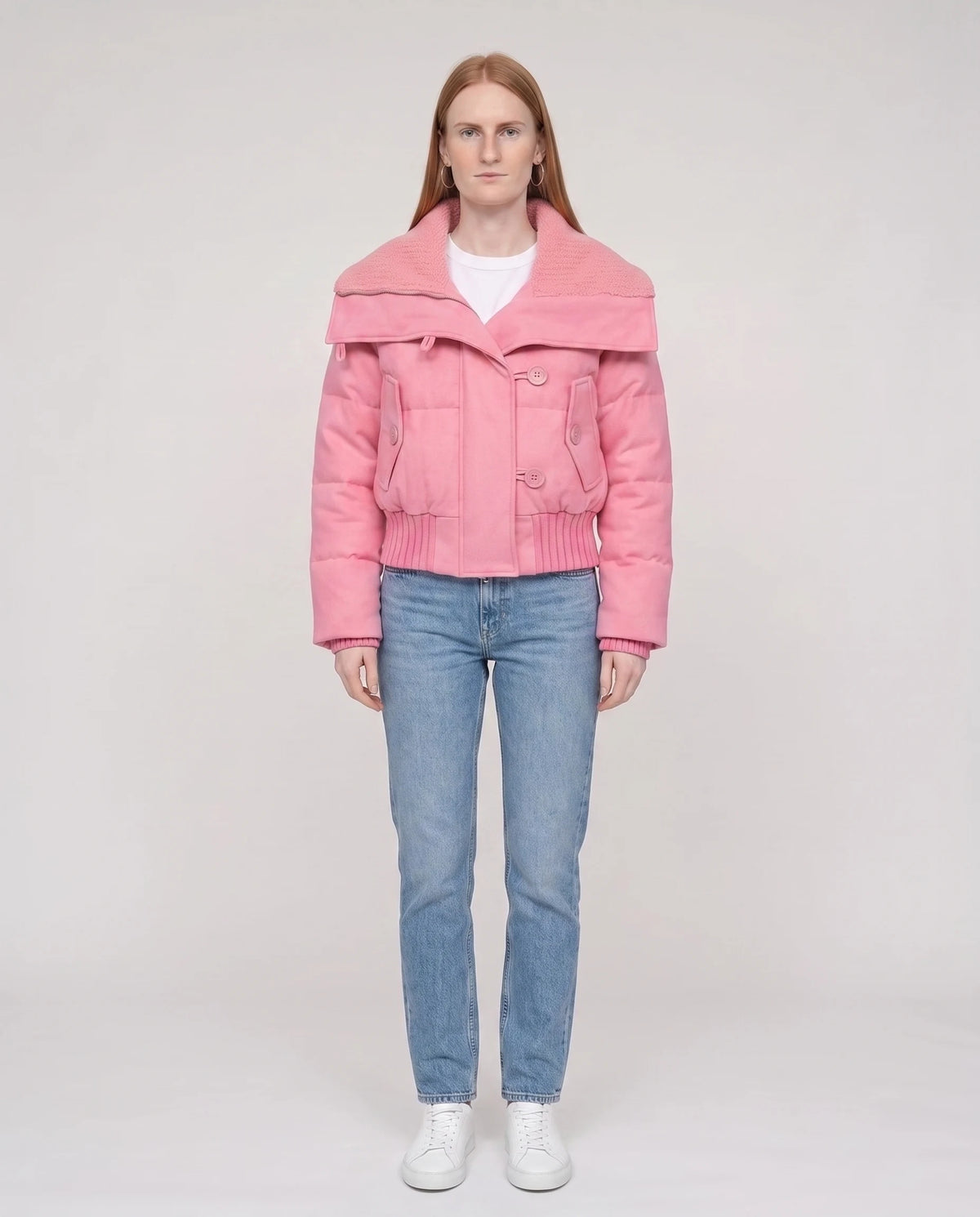 Doudoune courte à col tricot boutonnée Livie en Rose Bonbon, vue de trois quarts