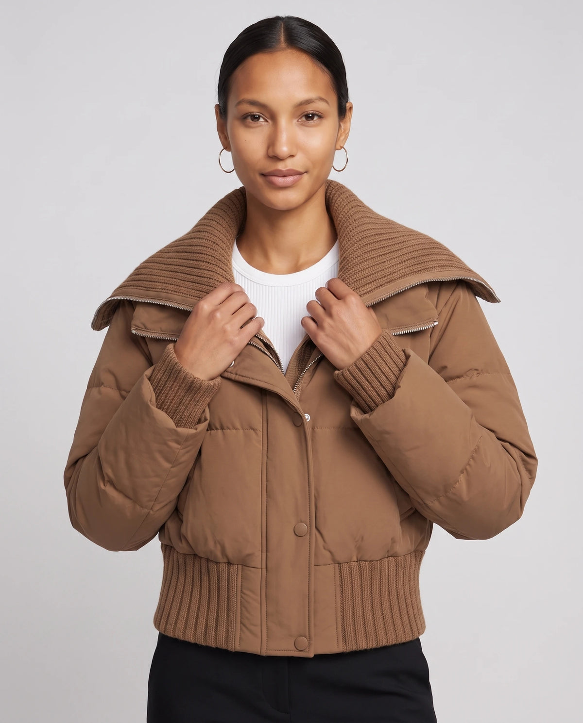 Doudoune courte à col tricot Nella en Camel, plan rapproché de face