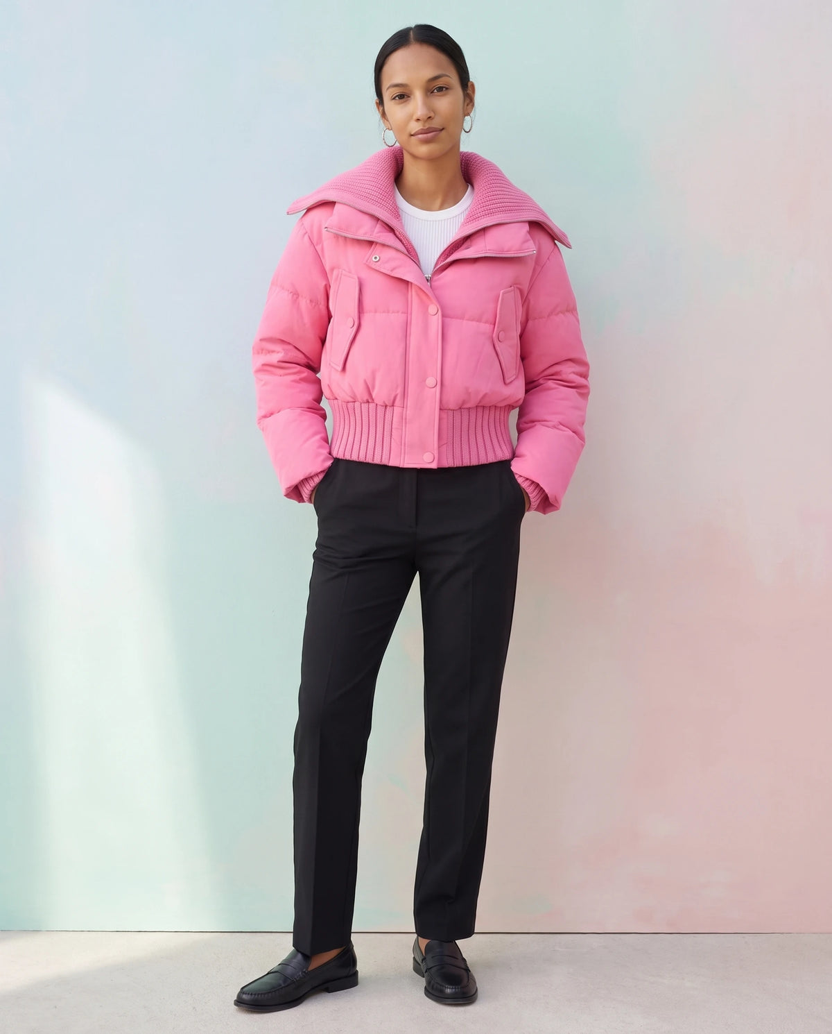 Doudoune courte à col tricot Nella en Rose Vif, portée devant un mur pastel