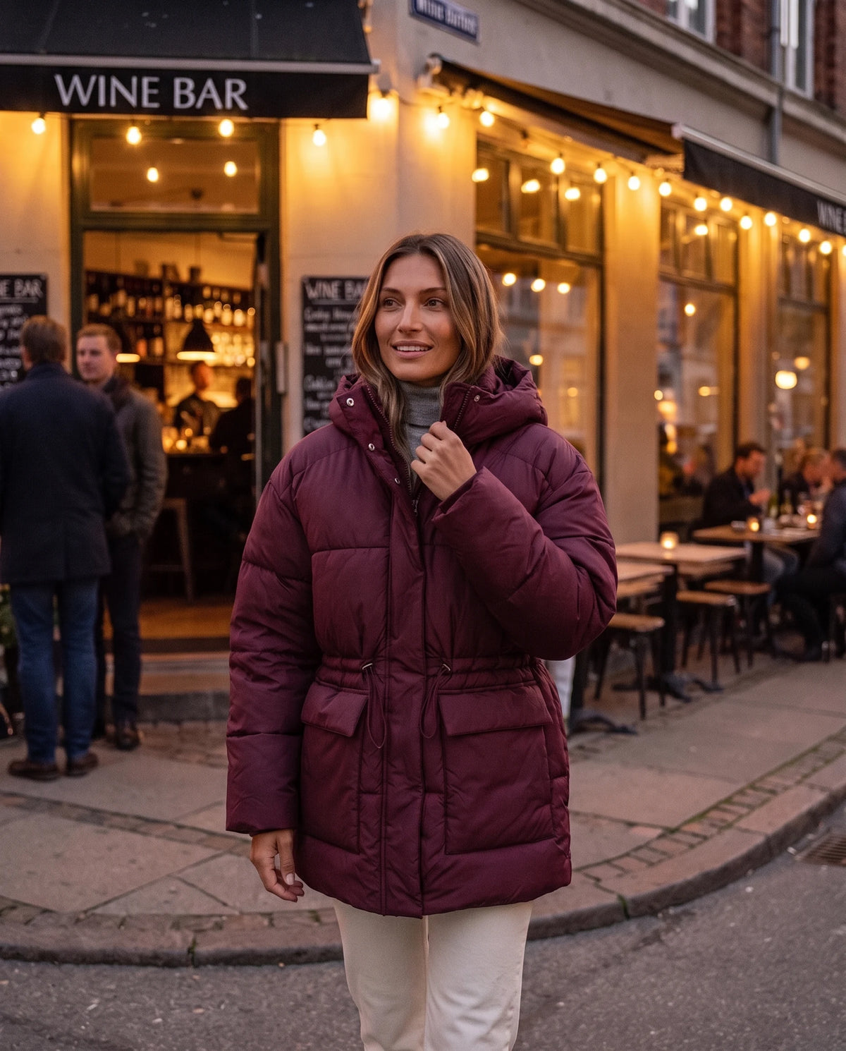Doudoune Livia en Bordeaux portée dans une rue le soir