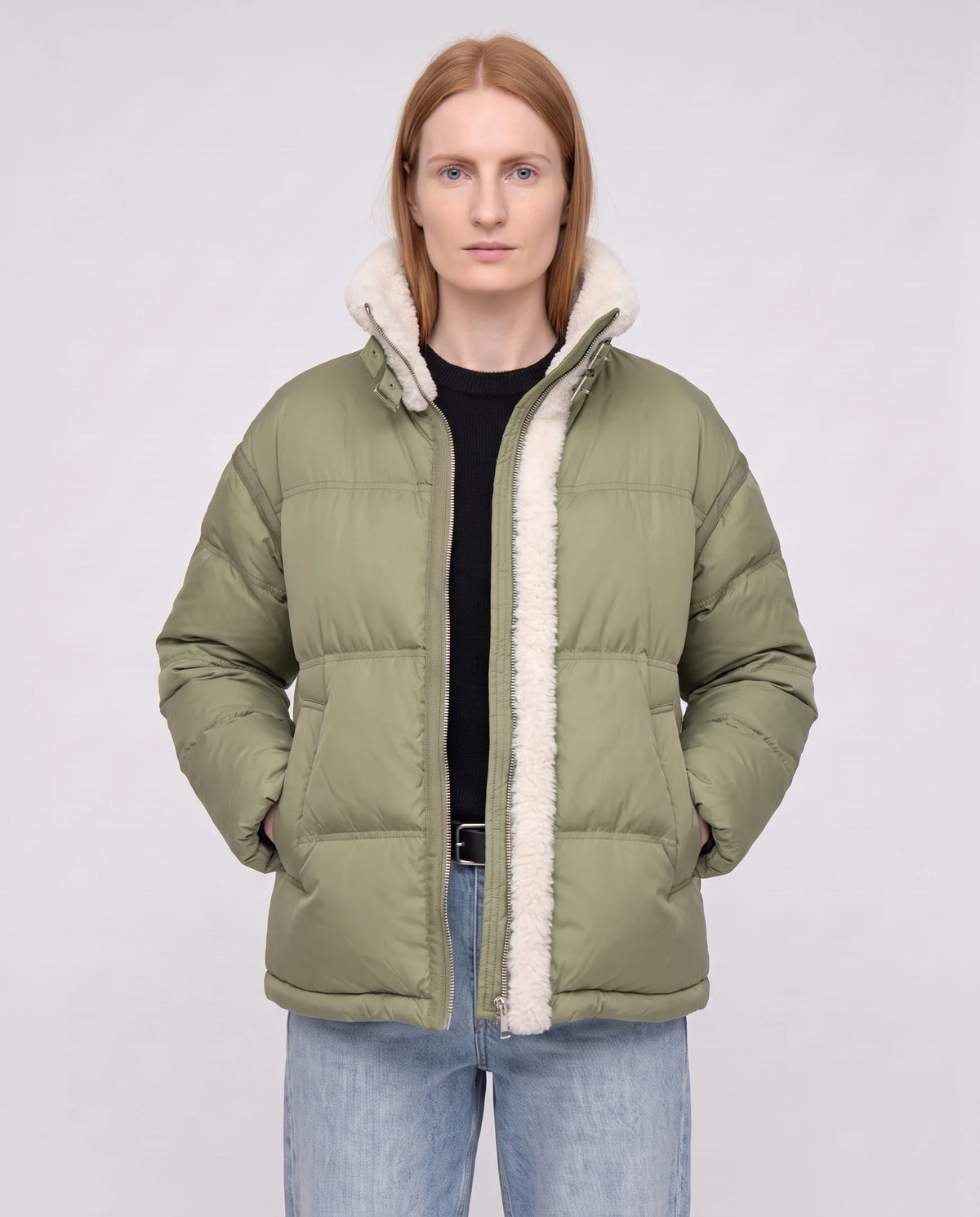 Doudoune courte oversize bordée sherpa Laurianne vert de gris, plan rapproché de face, fermée