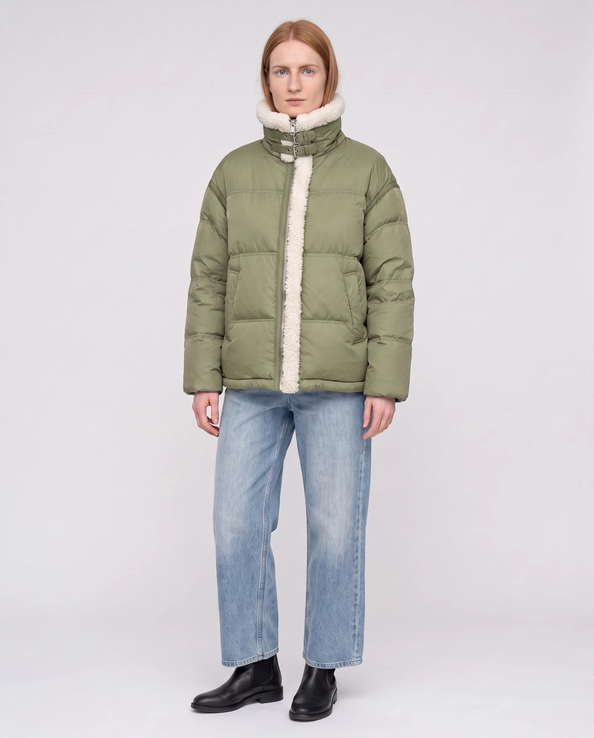 Doudoune courte oversize bordée sherpa Laurianne vert de gris, plein pied de face, fermée