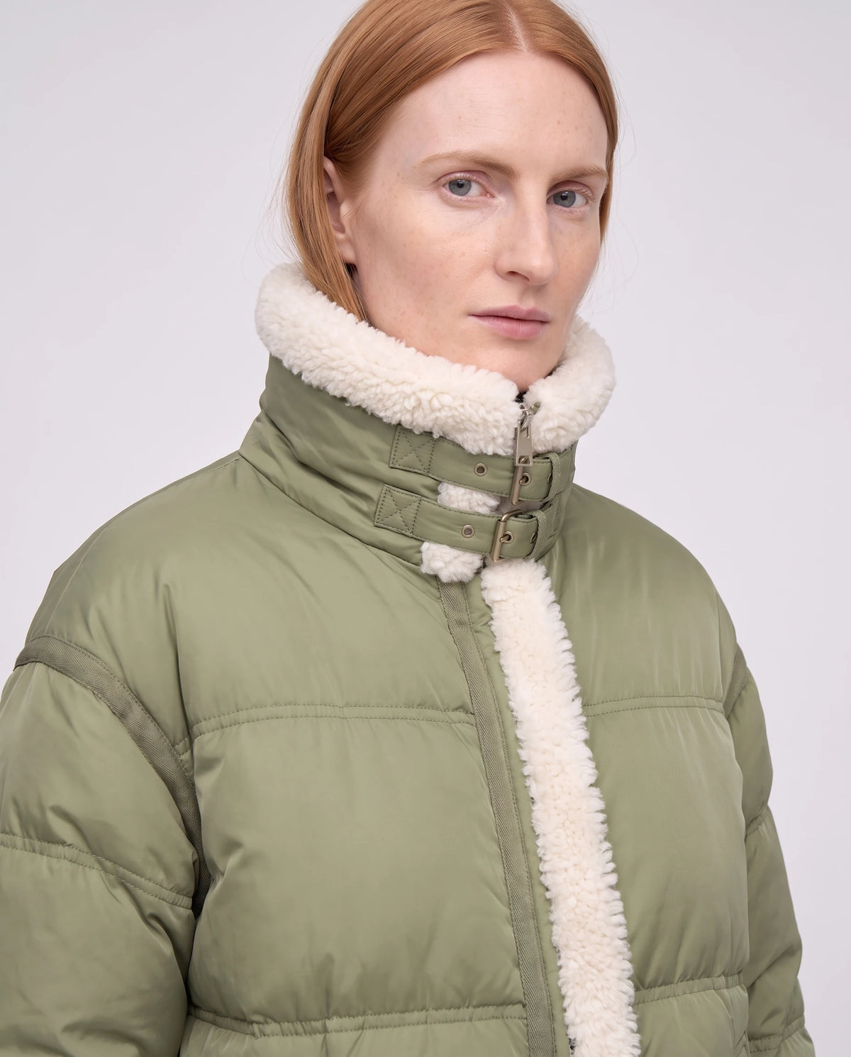 Doudoune courte oversize bordée sherpa Laurianne vert de gris, détail du col de sherpa crème et de la patte à boucle