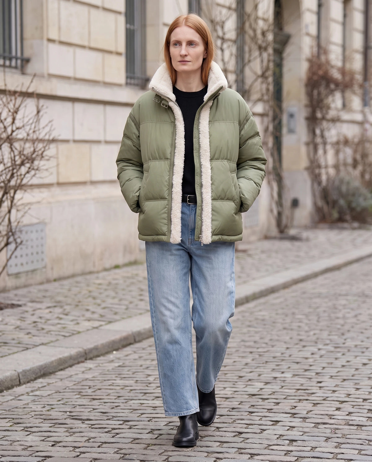 Doudoune courte oversize bordée sherpa Laurianne vert de gris, rue pavée en hiver, fermée
