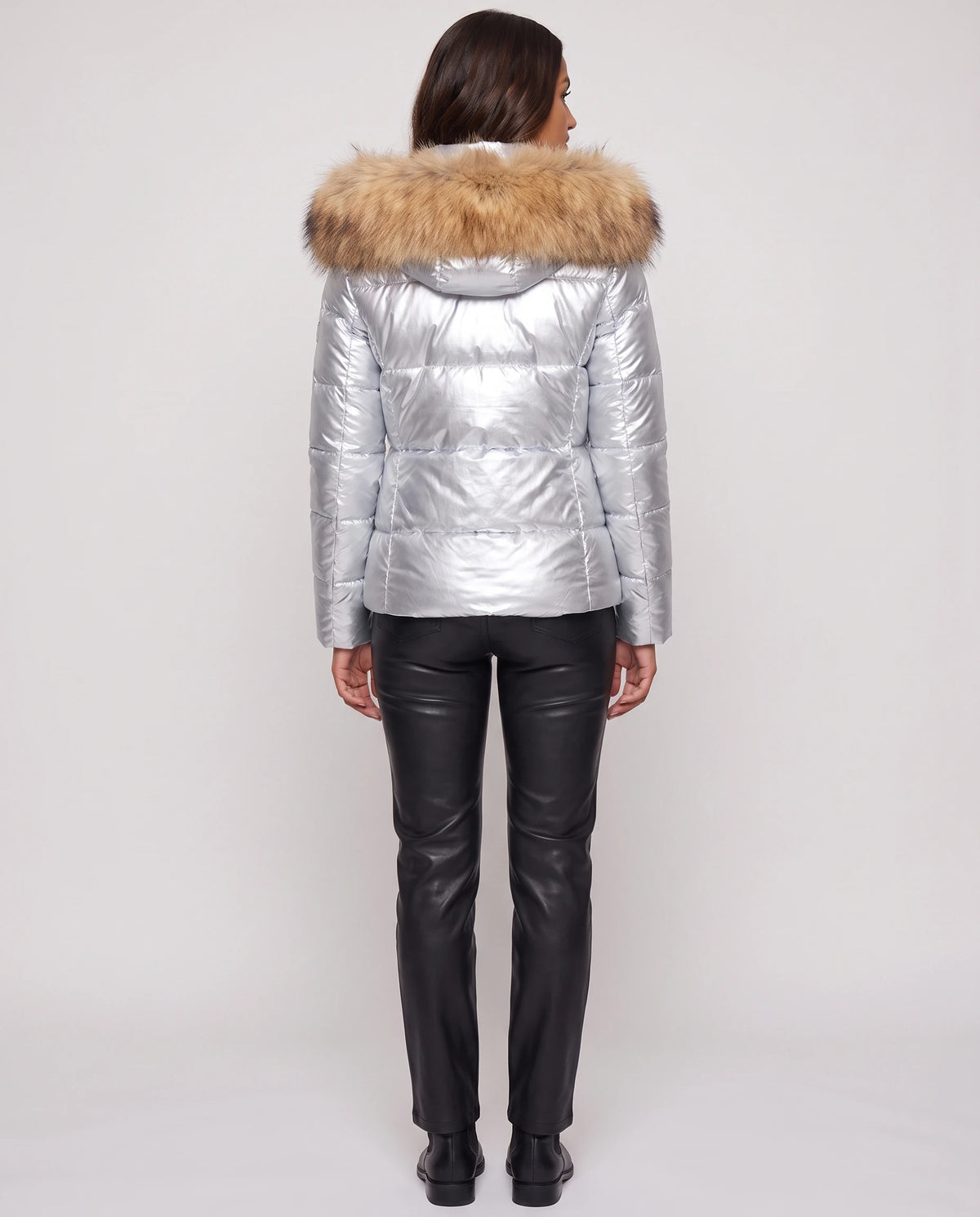 Kurze glänzende Steppjacke mit Kunstfellkapuze Victoria in Silber, Rückansicht, Kapuze auf dem Rücken