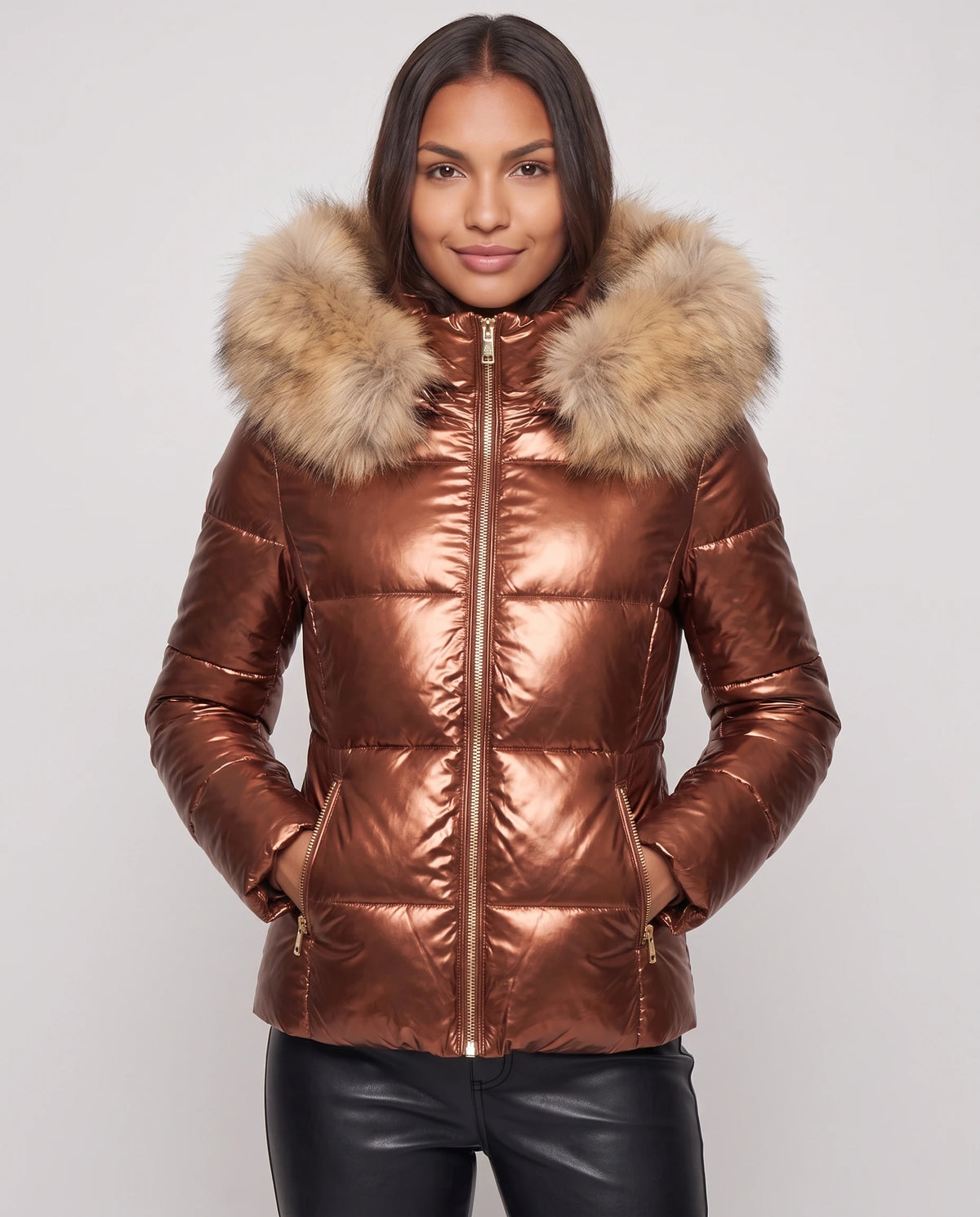 Kurze glänzende Steppjacke mit Kunstfellkapuze Victoria in Kupfer, Nahaufnahme von vorn, geschlossen, Kapuze unten