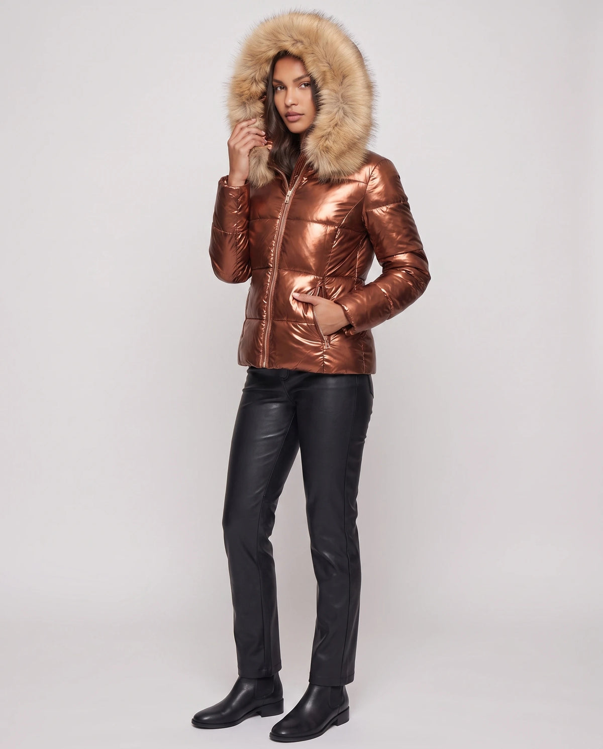 Kurze glänzende Steppjacke mit Kunstfellkapuze Victoria in Kupfer, Dreiviertelansicht, grosse Kunstfellkapuze aufgesetzt