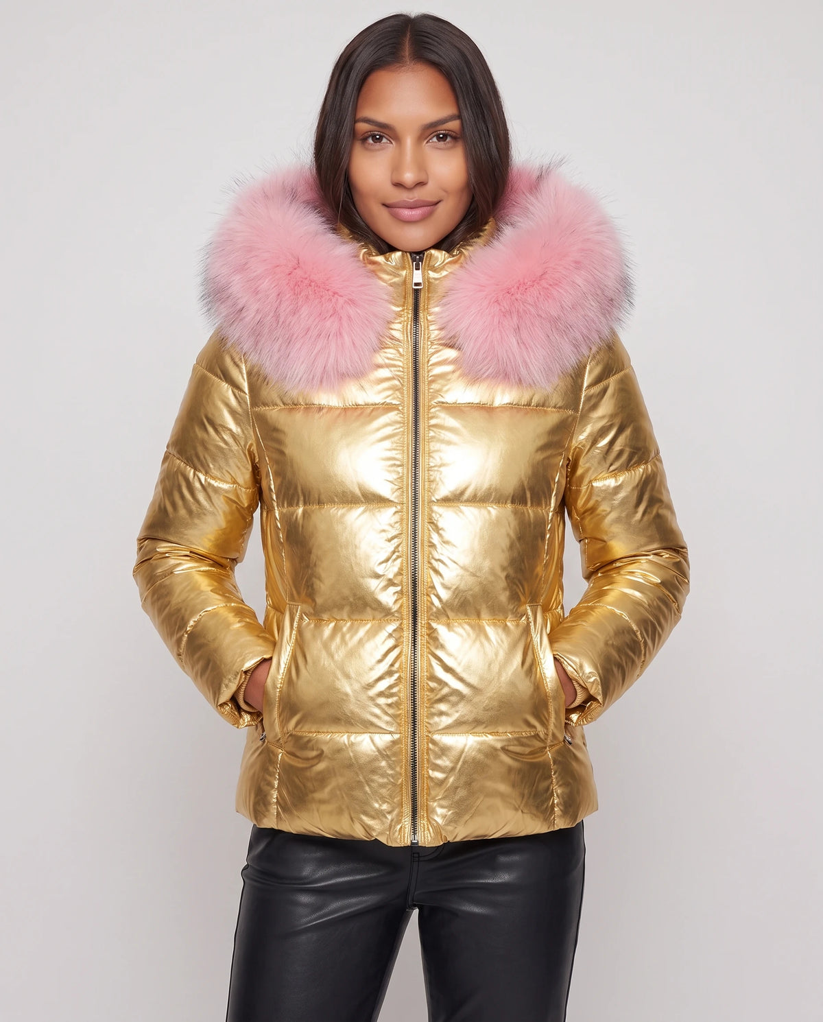 Kurze glänzende Steppjacke mit Kunstfellkapuze Victoria in Gold, Nahaufnahme von vorn, geschlossen, Kapuze unten