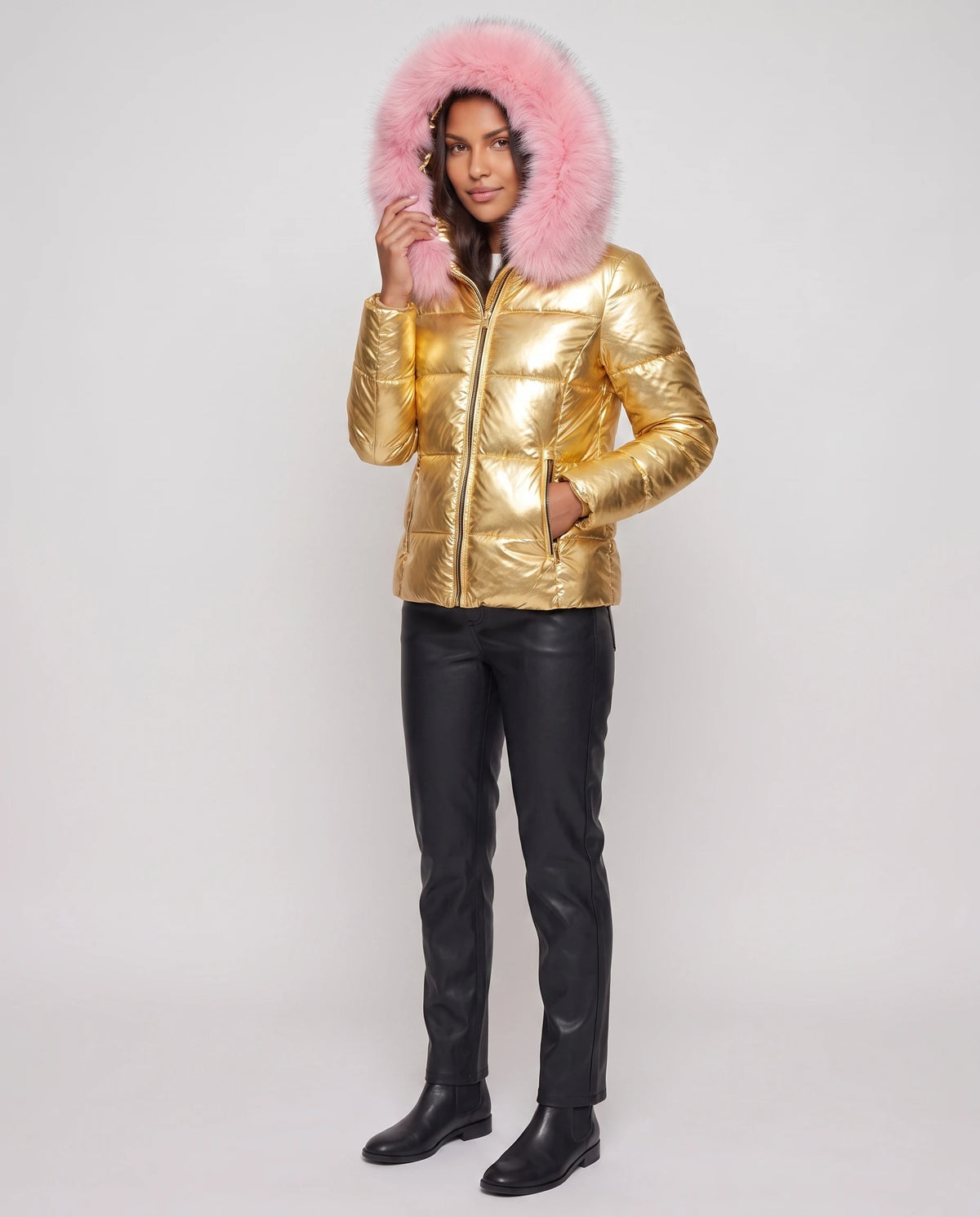Kurze glänzende Steppjacke mit Kunstfellkapuze Victoria in Gold, Dreiviertelansicht, grosse Kunstfellkapuze aufgesetzt