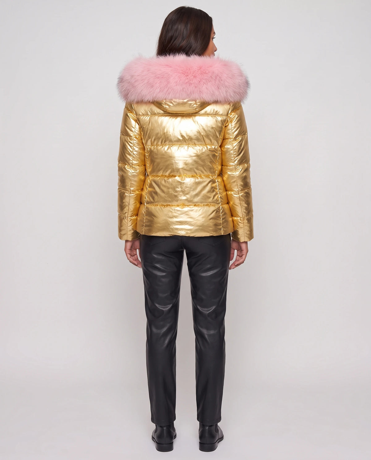 Kurze glänzende Steppjacke mit Kunstfellkapuze Victoria in Gold, Rückansicht, Kapuze auf dem Rücken