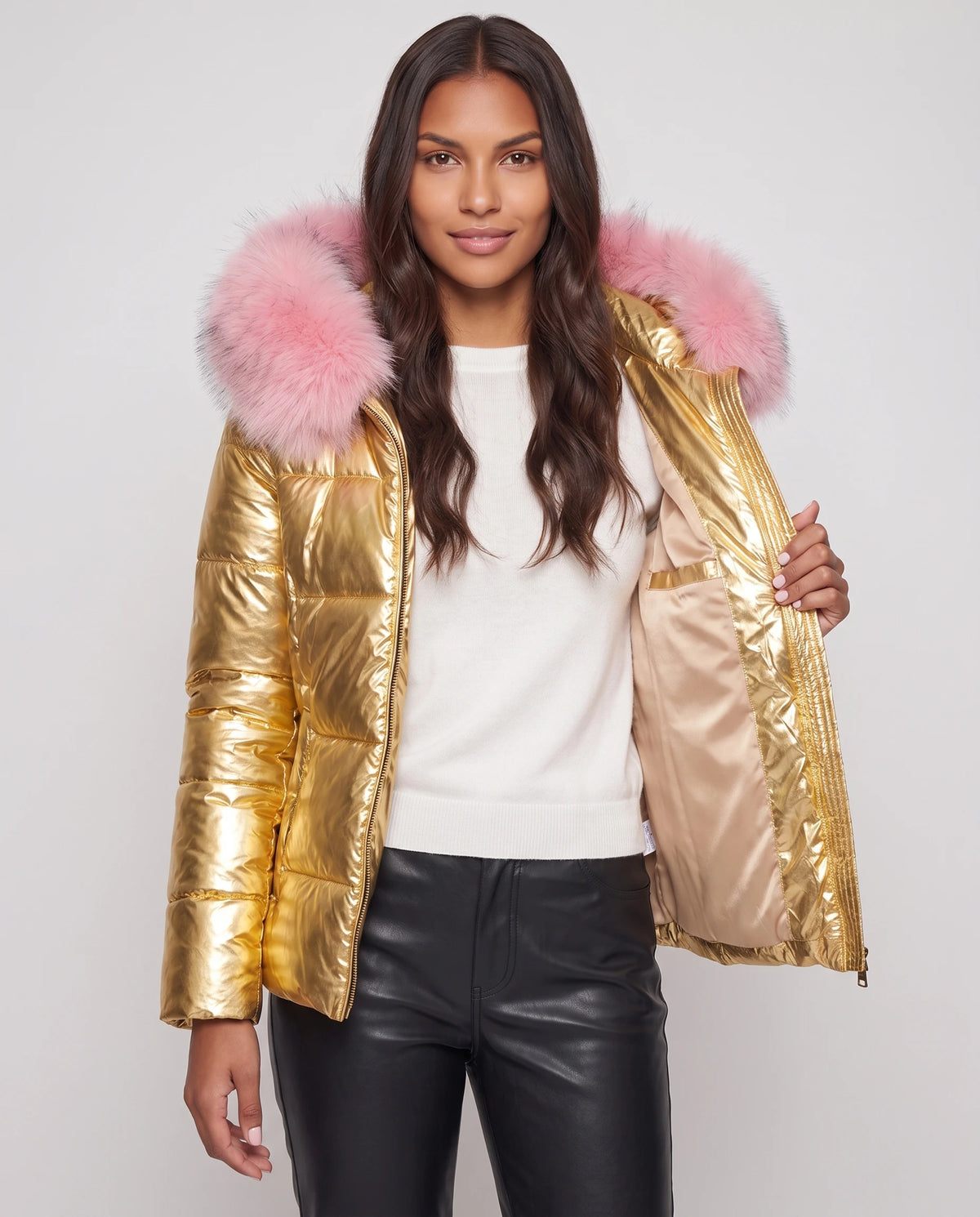 Kurze glänzende Steppjacke mit Kunstfellkapuze Victoria in Gold, offen getragen über weissem Pullover