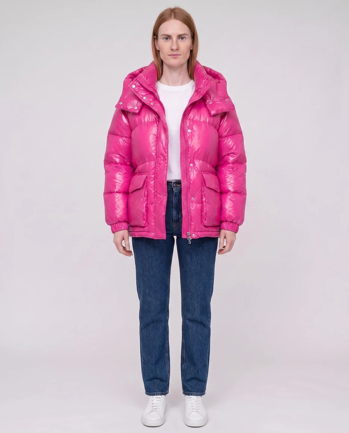 Doudoune courte brillante à capuche et poches plaquées Saskia en Fuchsia, vue de face en pied, fermée