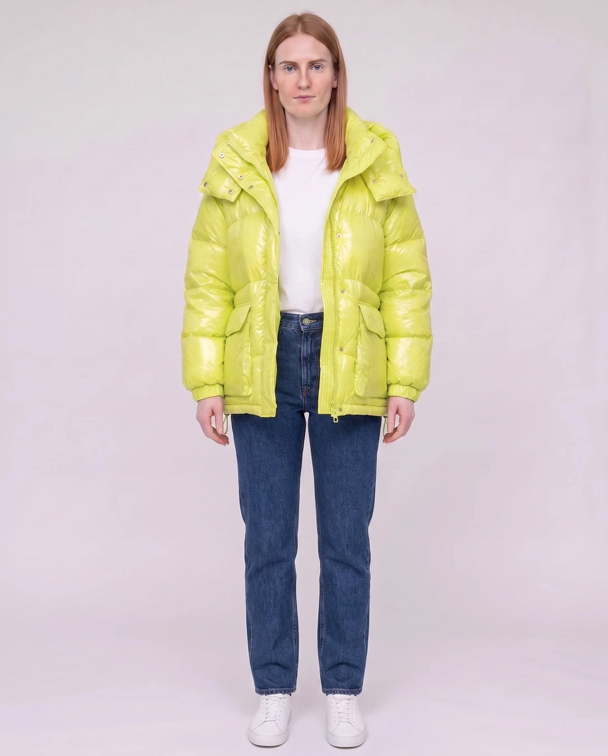 Doudoune courte brillante à capuche et poches plaquées Saskia en Jaune Citron, portée ouverte sur un t-shirt blanc
