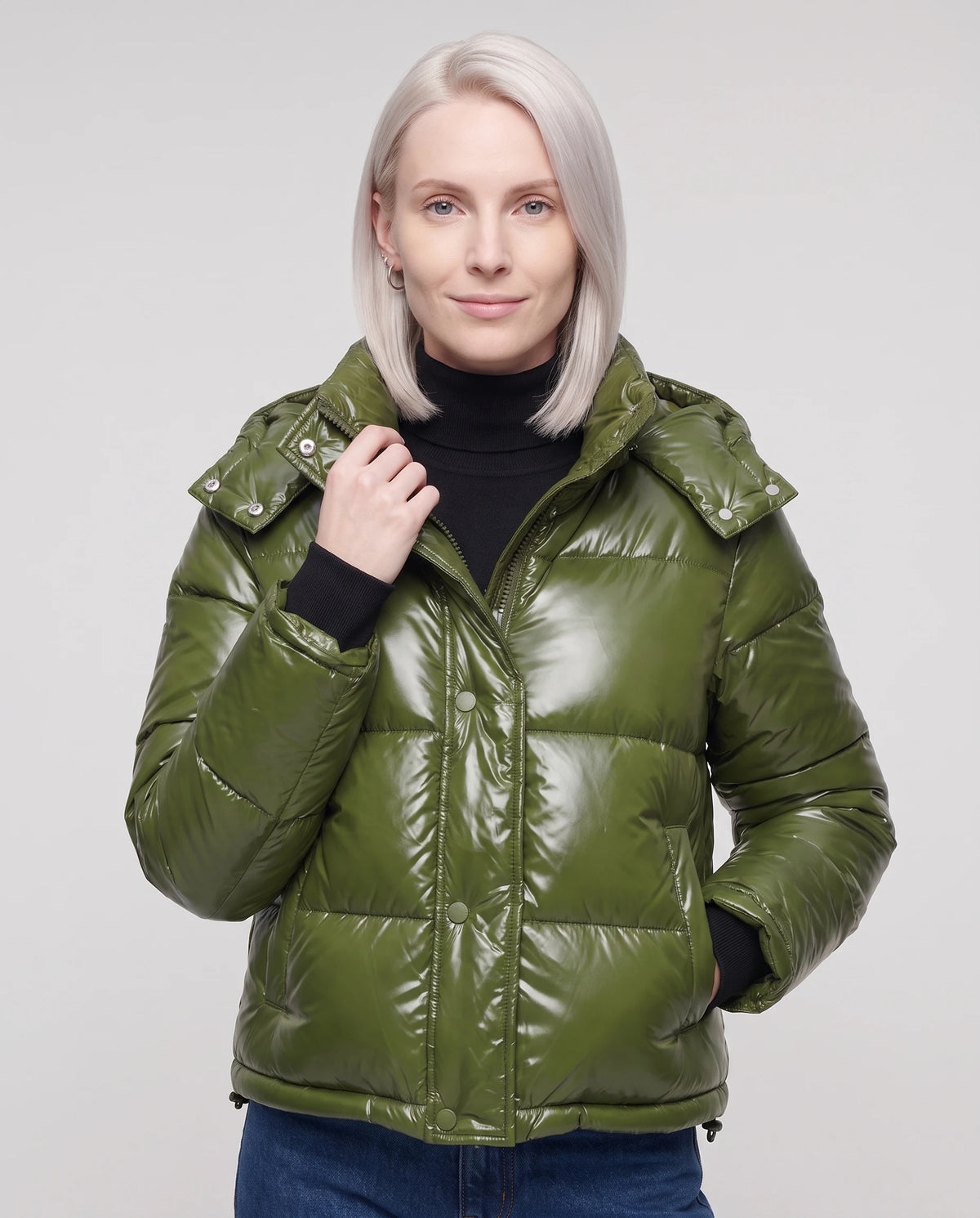 Doudoune courte brillante à capuche Greta en Vert Olive, plan rapproché de face, capuche baissée
