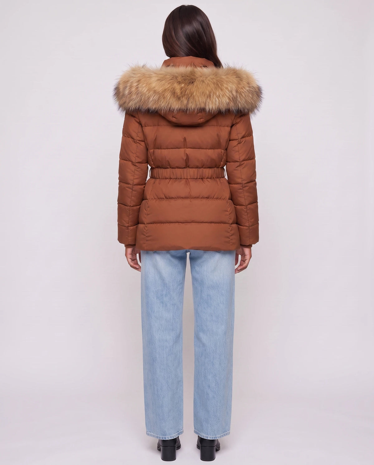 Doudoune courte à capuche fausse fourrure et taille élastiquée Tiphanie en Marron, vue de dos, taille élastiquée, capuche baissée
