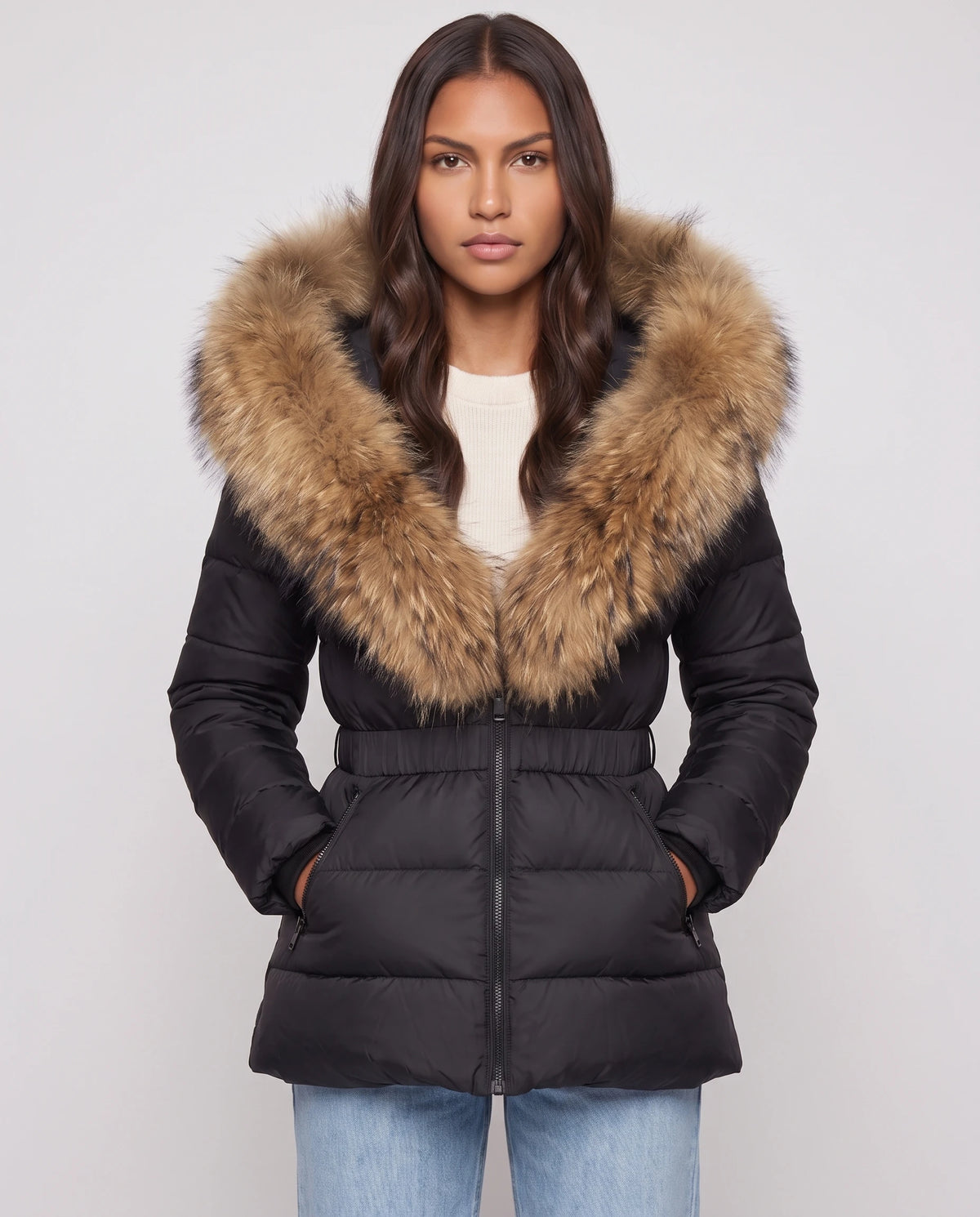 Kurze Steppjacke mit Kunstfellkapuze und elastischer Taille Tiphanie in Schwarz, Nahaufnahme, geschlossen, Kunstfellkragen