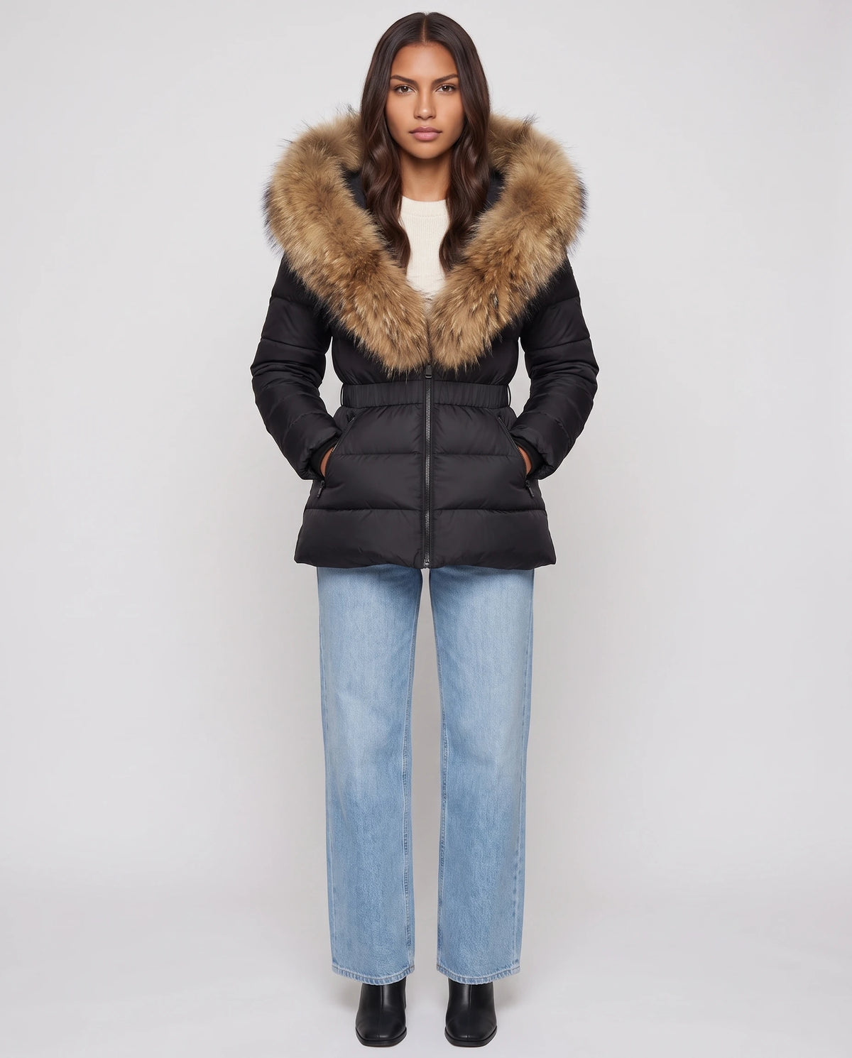 Kurze Steppjacke mit Kunstfellkapuze und elastischer Taille Tiphanie in Schwarz, Vorderansicht in ganzer Länge, geschlossen, Kapuze unten