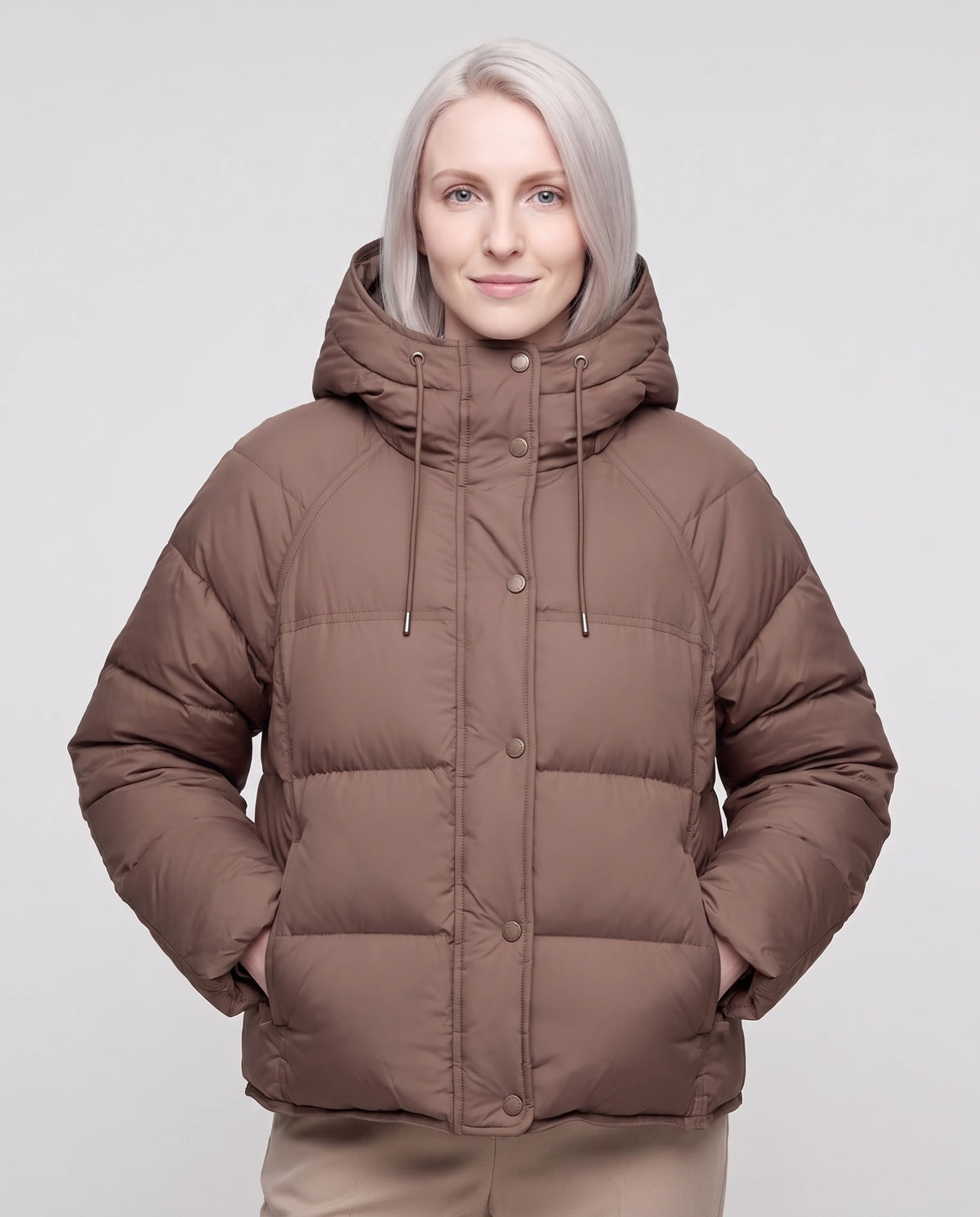 Doudoune courte matelassée à capuche et patte à pressions Ilona brun cacao, plan rapproché de face, mains dans les poches