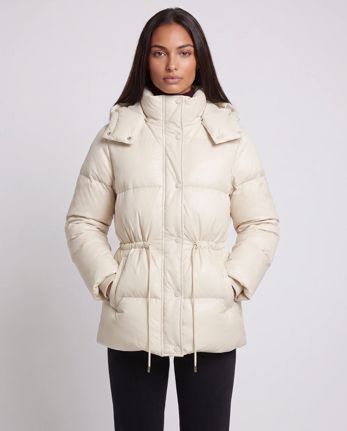 Kurze Steppjacke mit Kapuze und elastischer Taille Annick in Elfenbein, Nahaufnahme, geschlossen, Taille gerafft