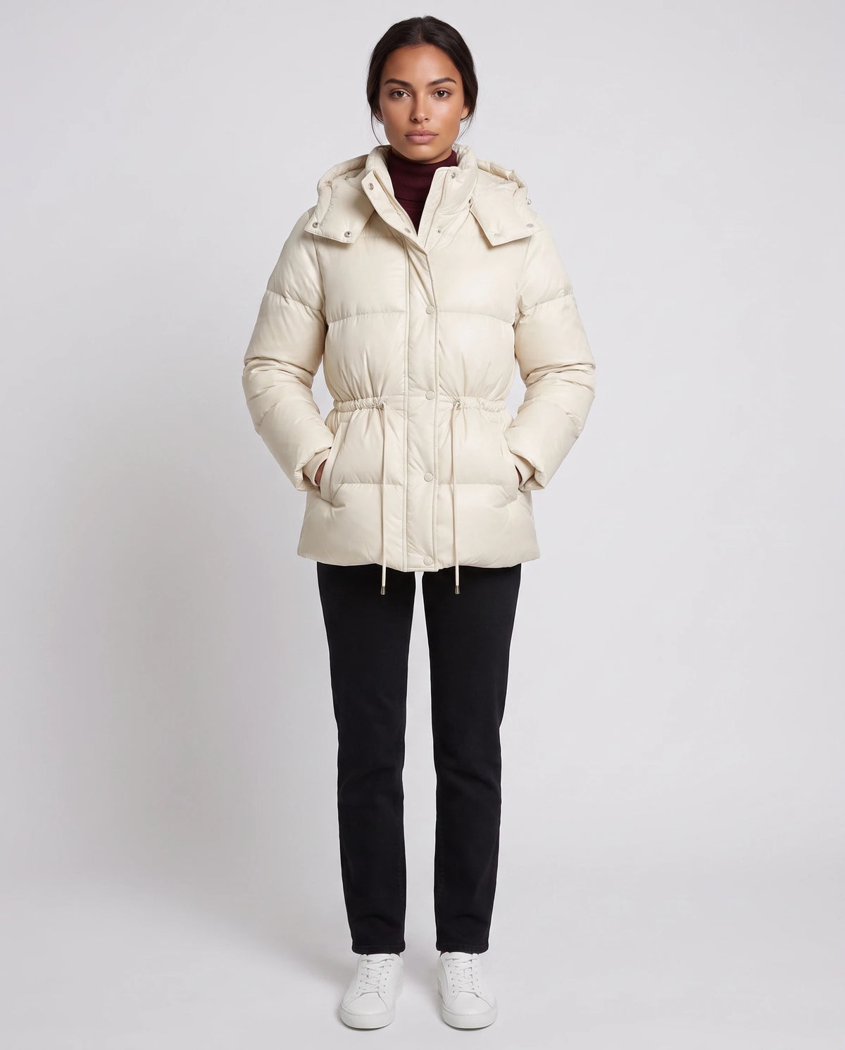 Kurze Steppjacke mit Kapuze und elastischer Taille Annick in Elfenbein, Vorderansicht in ganzer Länge, geschlossen, Kapuze unten