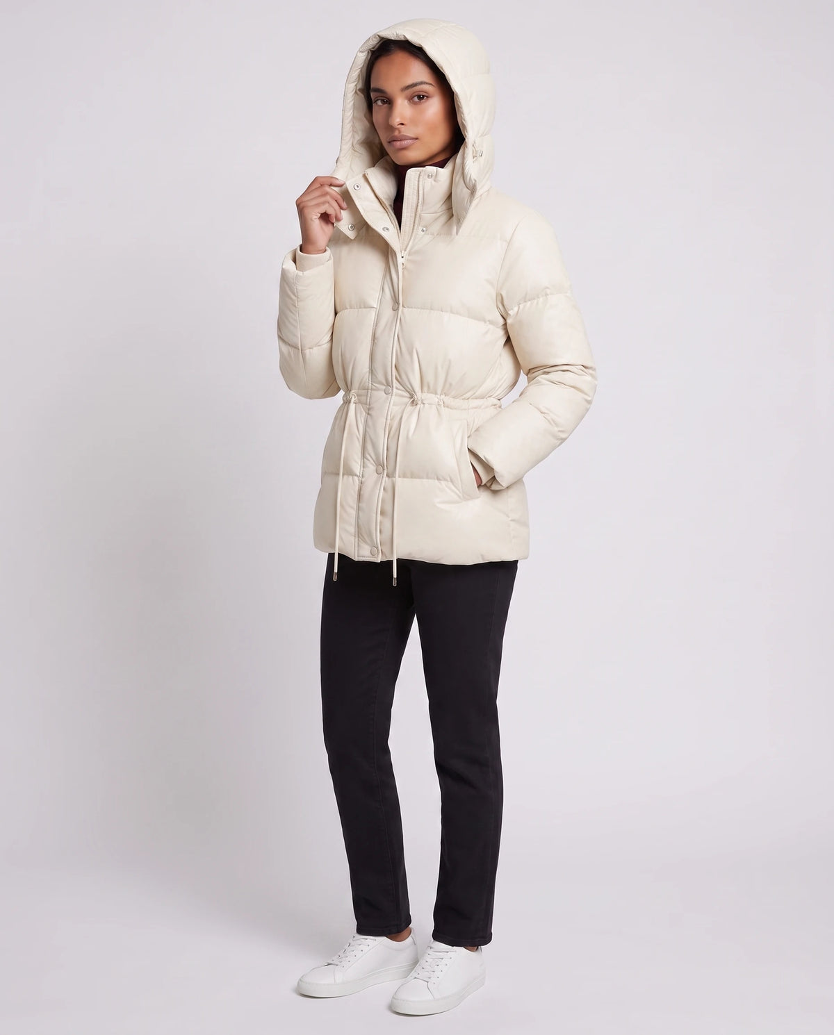 Kurze Steppjacke mit Kapuze und elastischer Taille Annick in Elfenbein, Dreiviertelansicht, Kapuze aufgesetzt