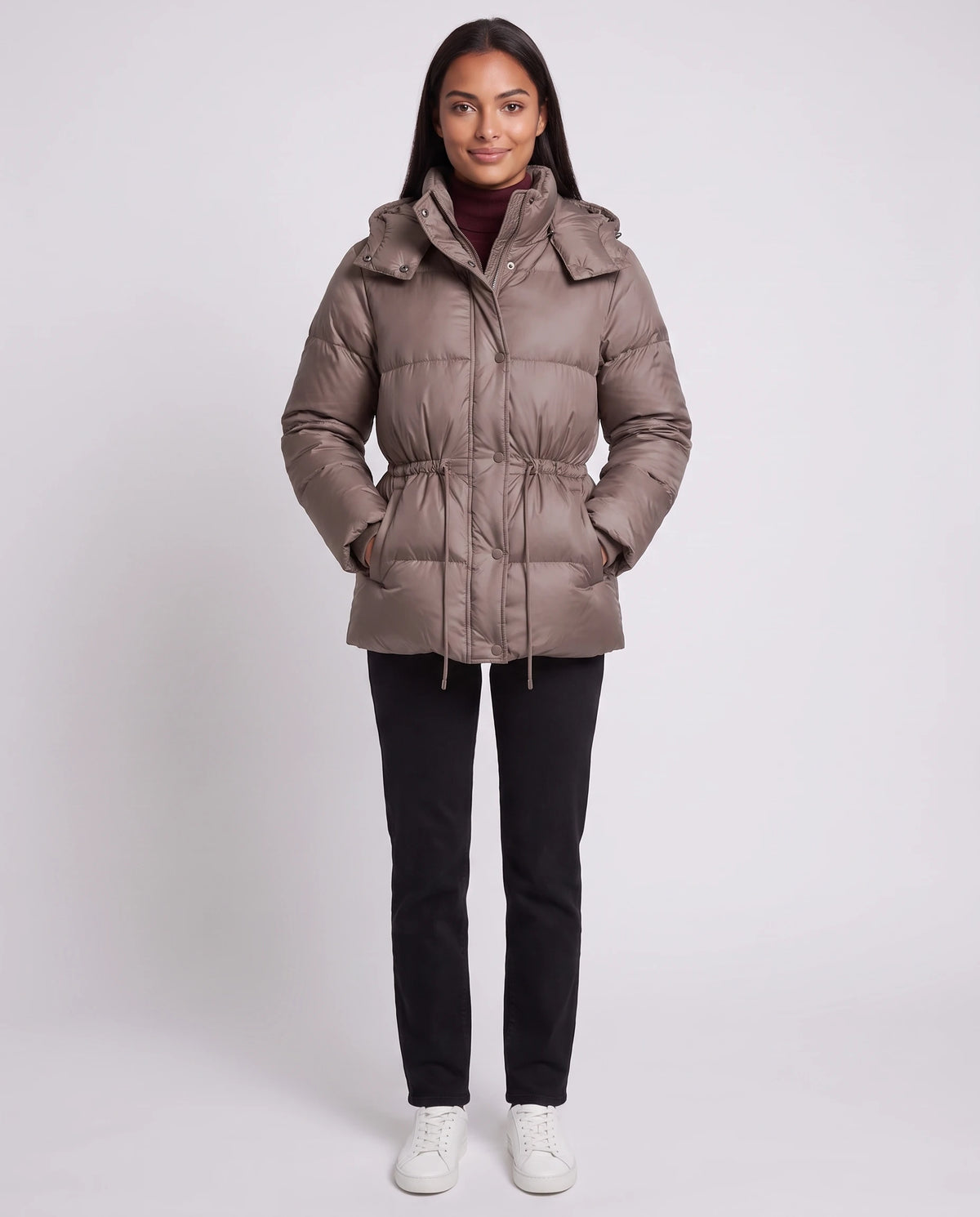 Kurze Steppjacke mit Kapuze und elastischer Taille Annick in Taupe, Vorderansicht in ganzer Länge, geschlossen, Kapuze unten