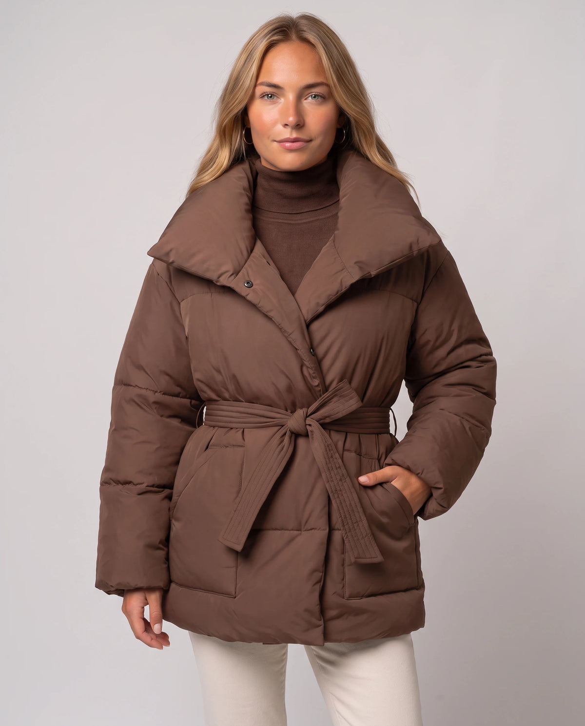 Doudoune courte oversize ceinturée Maïwenn en Chocolat, plan rapproché du col châle