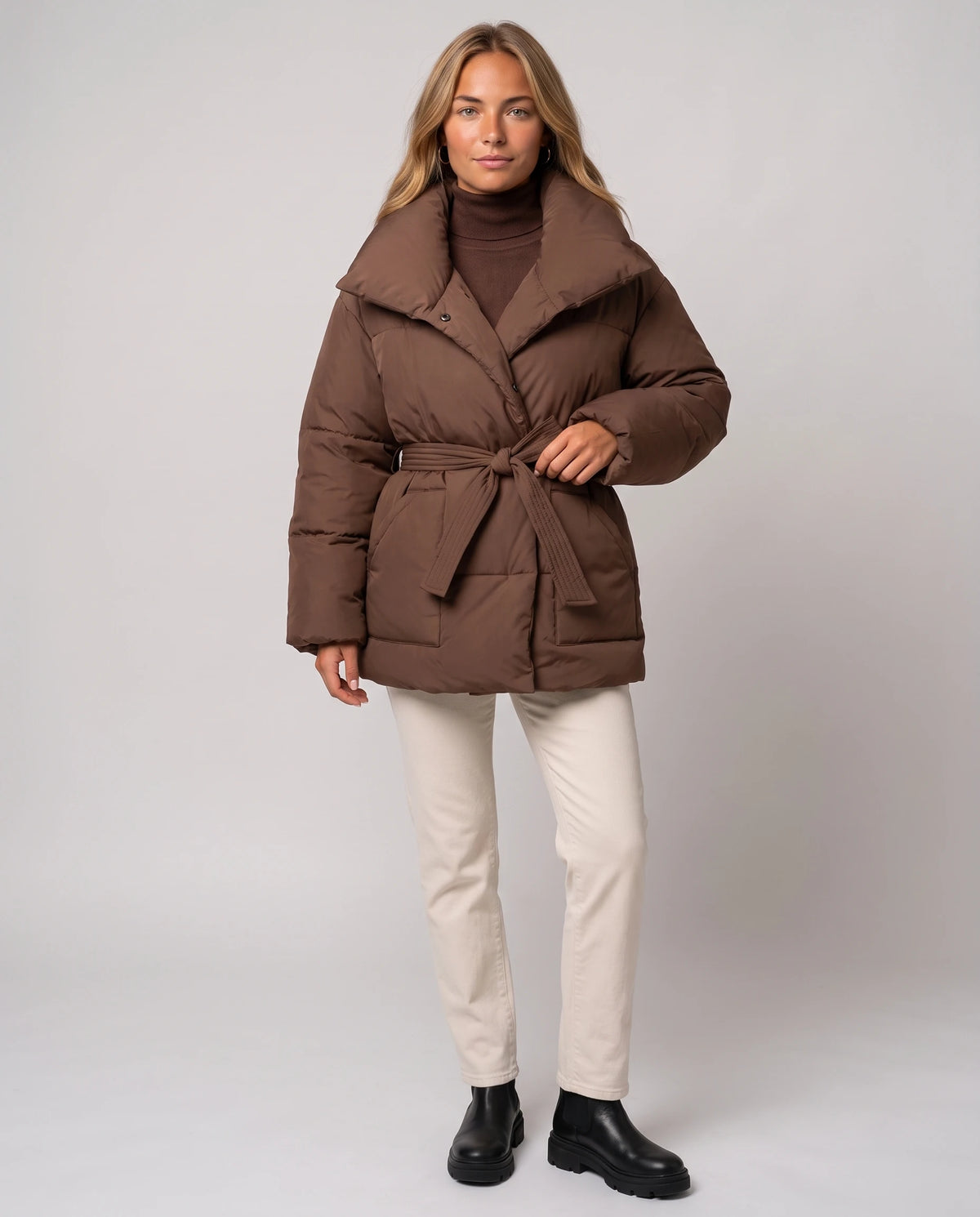 Doudoune courte oversize ceinturée Maïwenn en Chocolat, vue de face en pied
