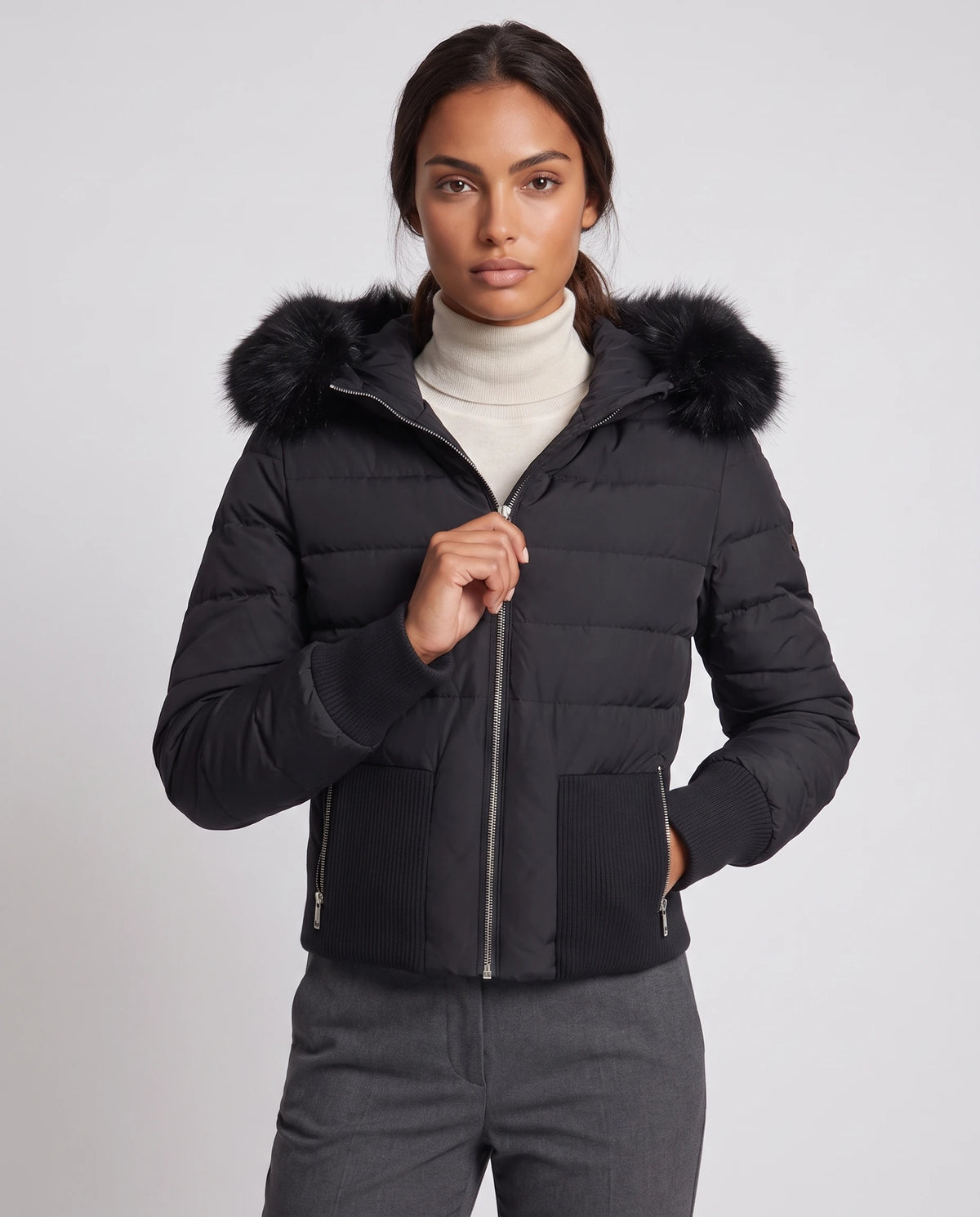 Kurze taillierte Steppjacke mit Kunstfellkapuze Lilou in Schwarz, Nahaufnahme von vorn, geschlossen, Kapuze unten