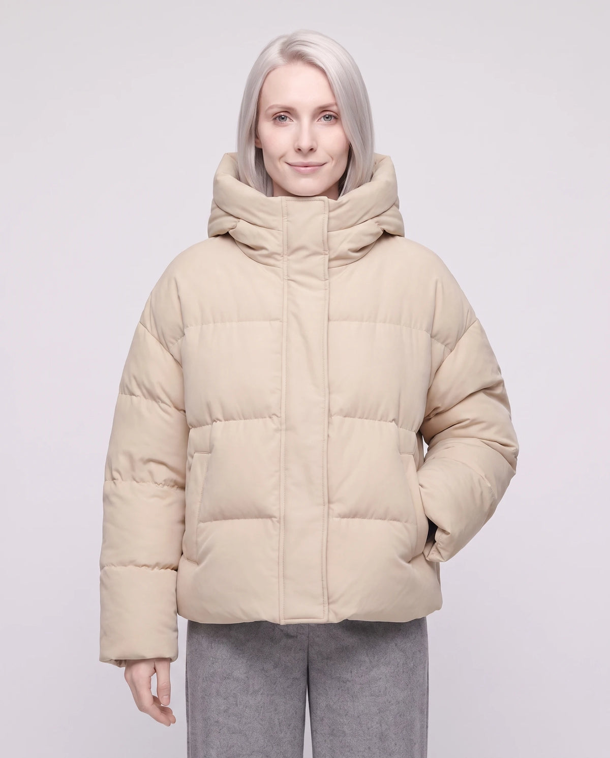 Doudoune courte cropped en velours à capuche Carine en Avoine, plan rapproché, pressionnée, capuche baissée