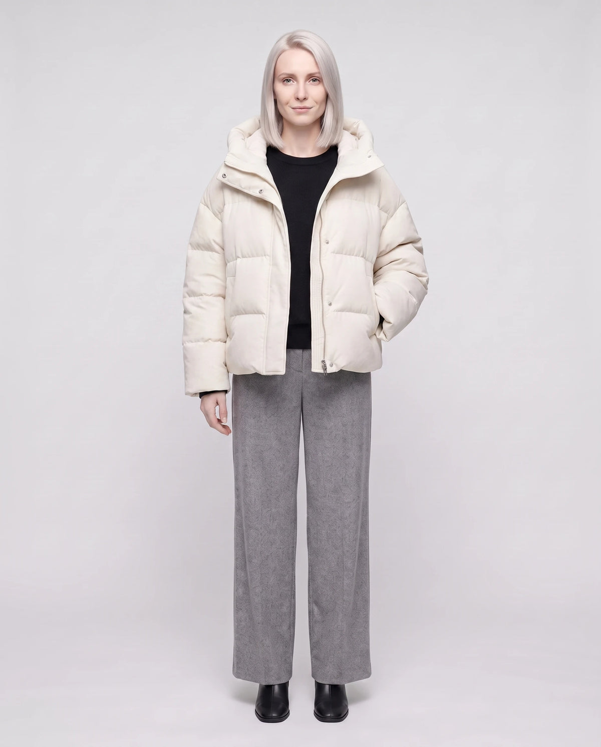 Doudoune courte cropped en velours à capuche Carine en Écru, portée ouverte sur un pull noir, pressions défaites