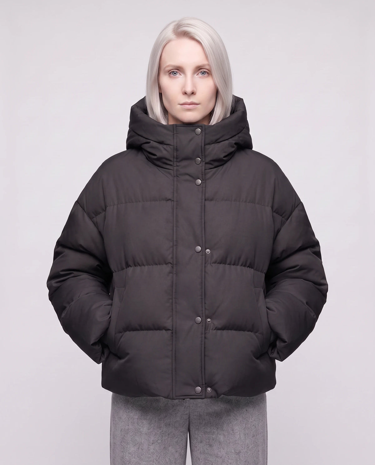 Doudoune courte cropped en velours à capuche Carine en Noir, plan rapproché, pressionnée, capuche baissée