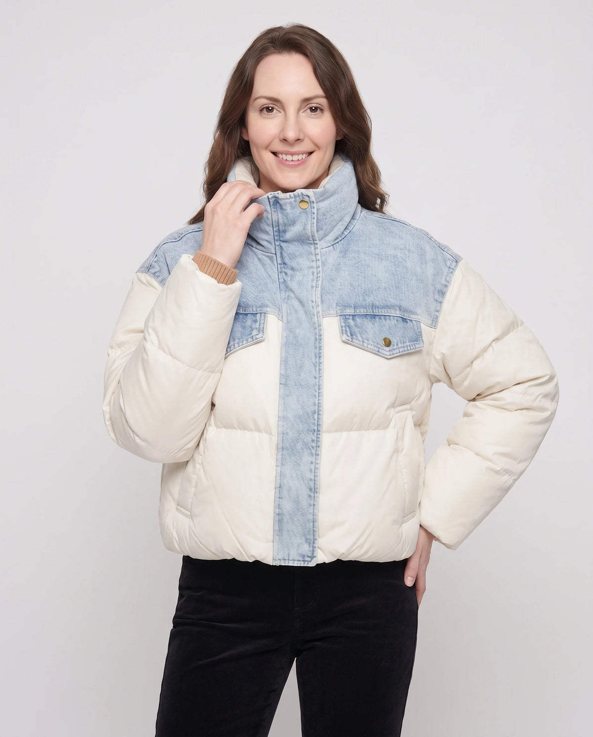 Doudoune courte oversize à empiècements en denim Annabelle écru, plan rapproché de face, fermée