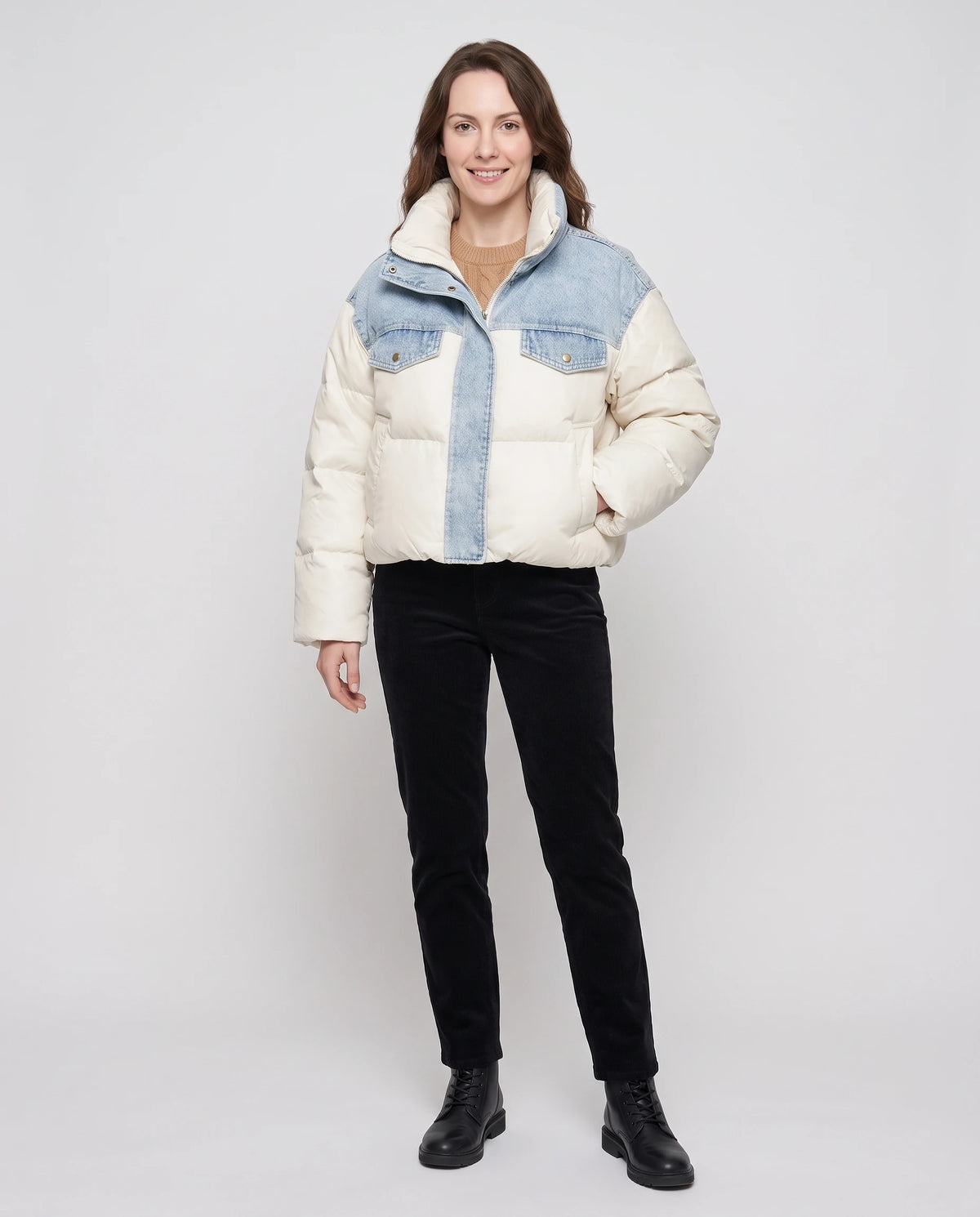 Doudoune courte oversize à empiècements en denim Annabelle écru, plein pied de face, fermée