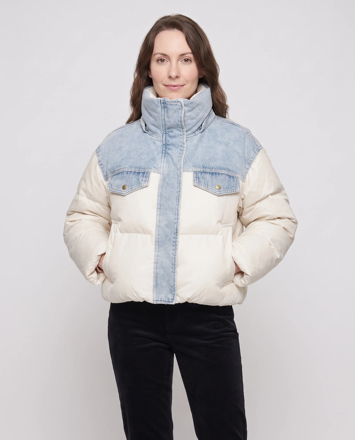 Doudoune courte oversize à empiècements en denim Annabelle écru, col monté fermé jusqu'au menton, vue de trois quarts