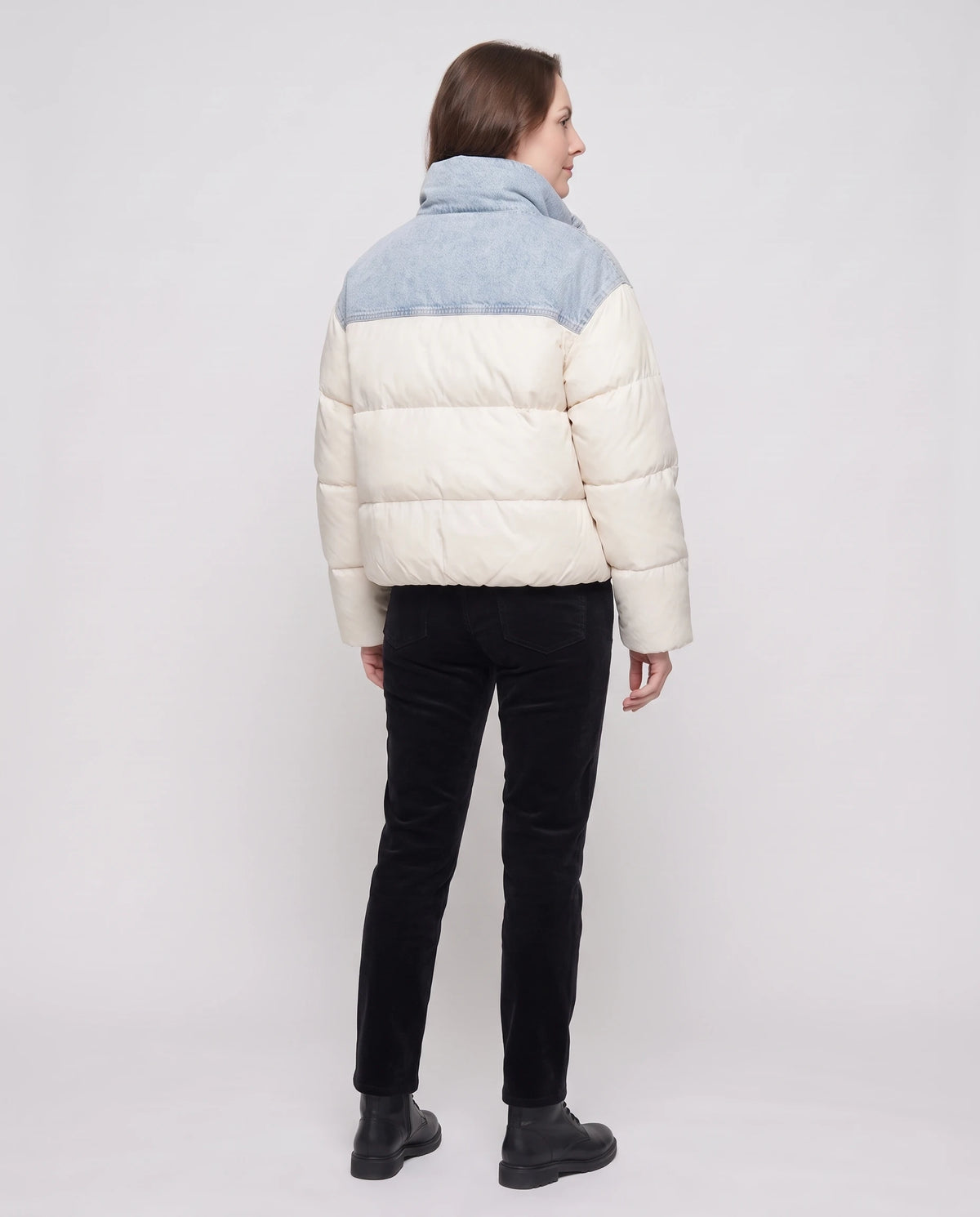 Doudoune courte oversize à empiècements en denim Annabelle écru, vue de dos, empiècement de denim au haut du dos