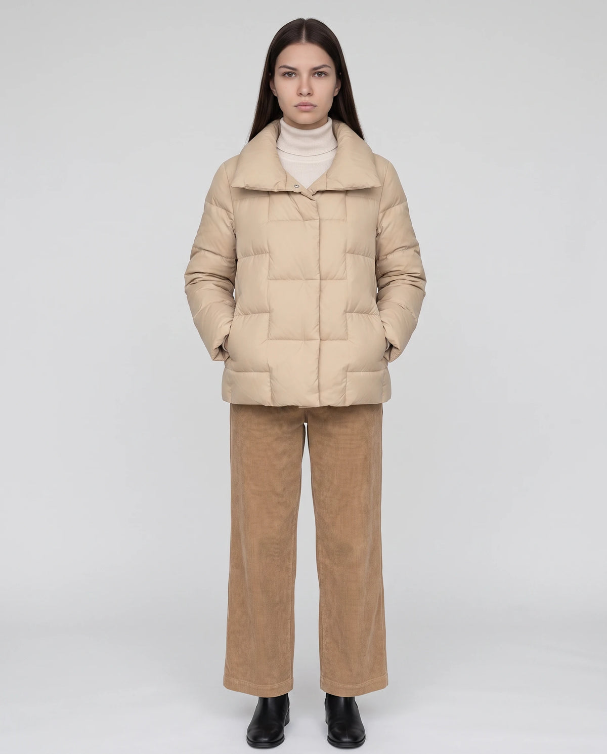 Kurze Steppjacke mit grossem Kragen und grossen Karos Stéphanie in Beige, Vorderansicht in ganzer Länge, geschlossen, Kragen umgelegt