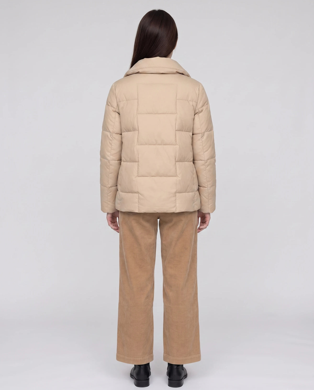 Kurze Steppjacke mit grossem Kragen und grossen Karos Stéphanie in Beige, Rückansicht, grosse Karos, Kragen umgelegt