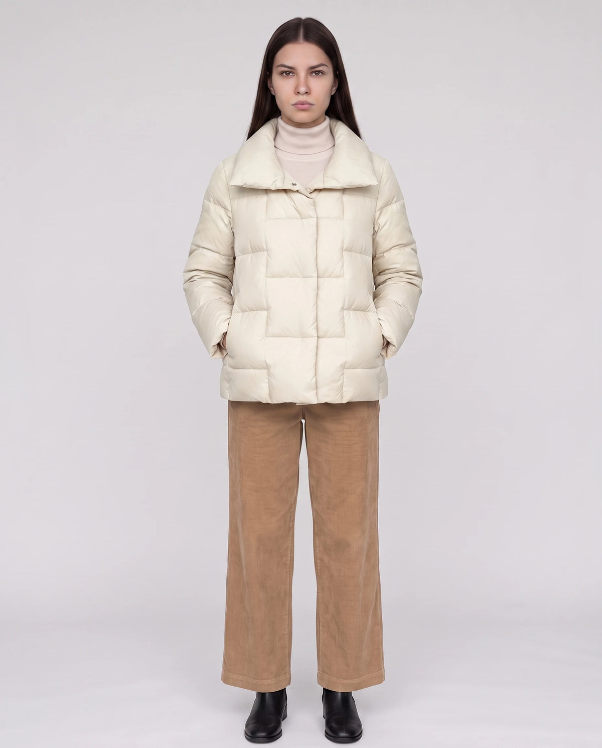 Kurze Steppjacke mit grossem Kragen und grossen Karos Stéphanie in Cremeweiss, Vorderansicht in ganzer Länge, geschlossen, Kragen umgelegt