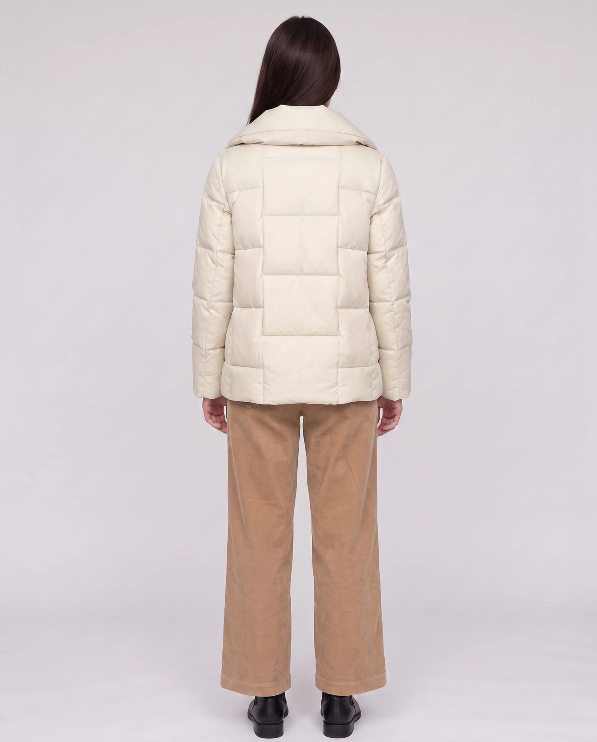 Kurze Steppjacke mit grossem Kragen und grossen Karos Stéphanie in Cremeweiss, Rückansicht, grosse Karos, Kragen umgelegt