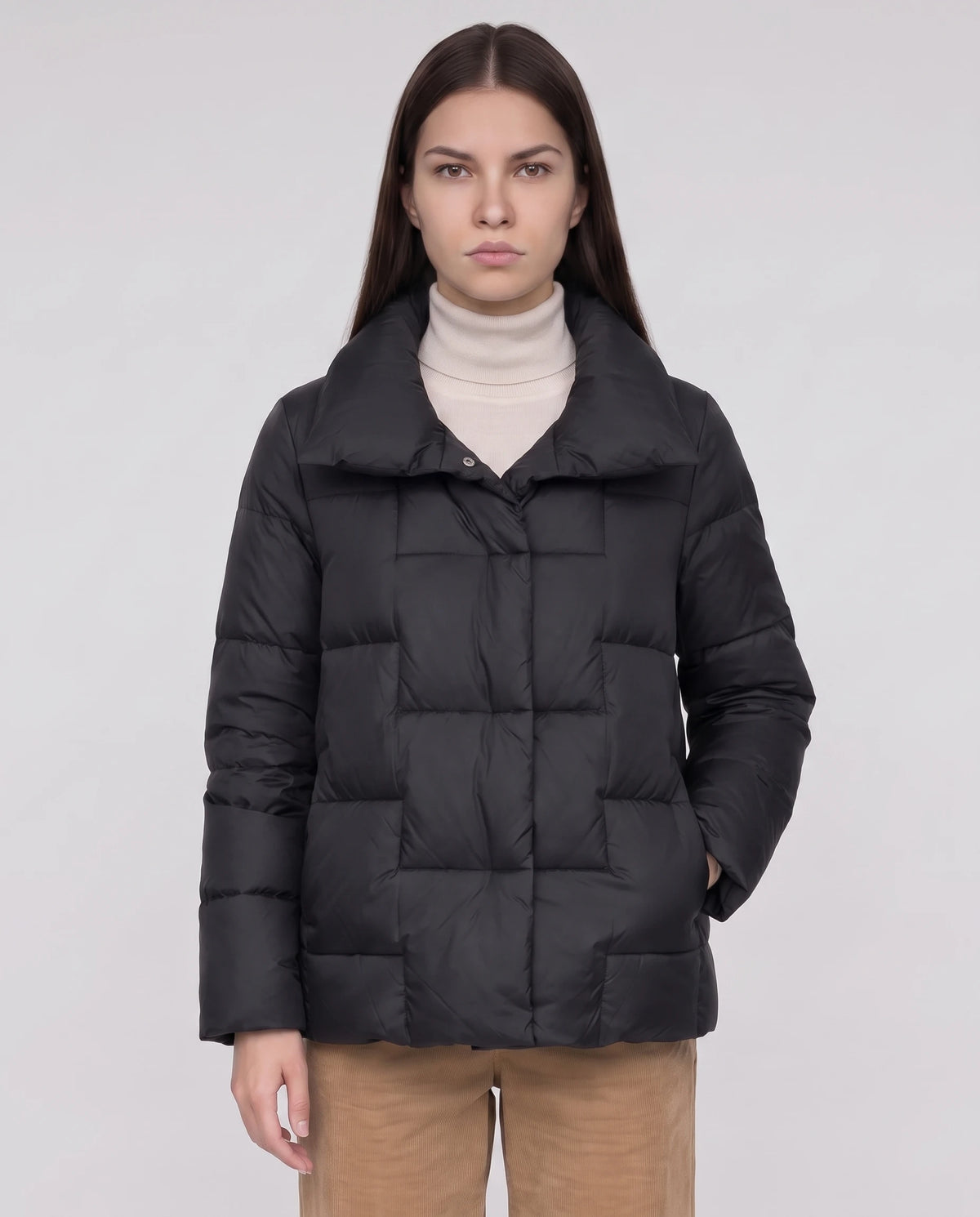 Kurze Steppjacke mit grossem Kragen und grossen Karos Stéphanie in Schwarz, Nahaufnahme, geschlossen, grosser Kragen umgelegt