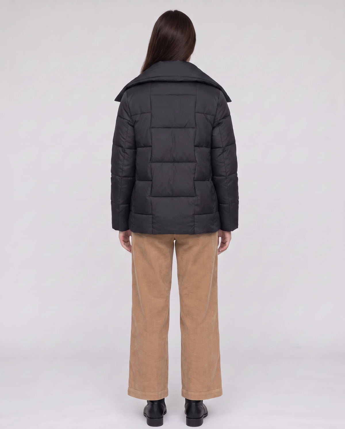 Kurze Steppjacke mit grossem Kragen und grossen Karos Stéphanie in Schwarz, Rückansicht, grosse Karos, Kragen umgelegt