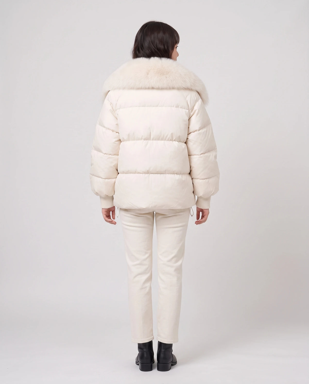 Kurze Steppjacke mit grossem Kunstfellkragen Mila in Ecru, Rückansicht, Kunstfellkragen und Saumkordel
