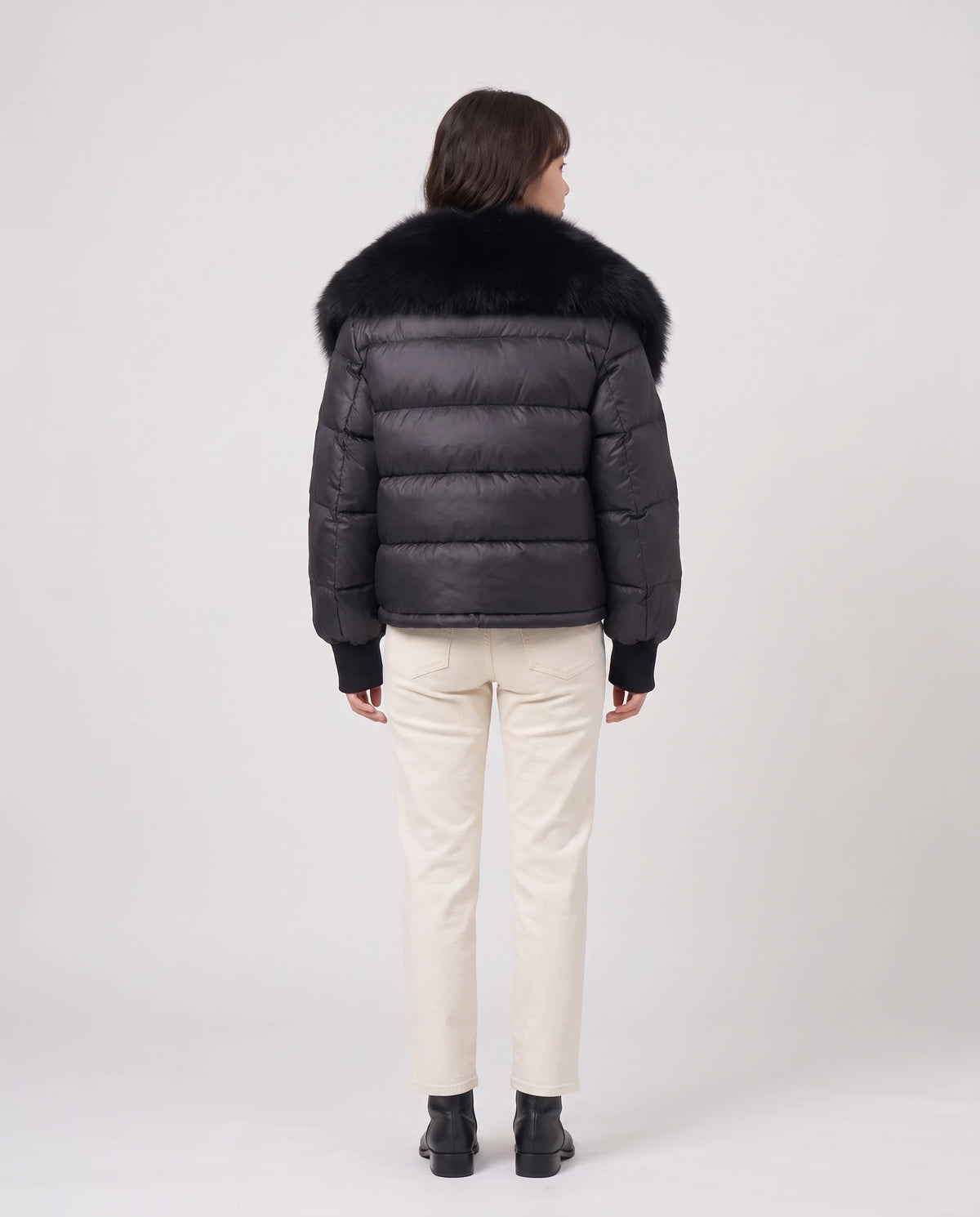 Kurze Steppjacke mit grossem Kunstfellkragen Mila in Schwarz, Rückansicht, Kunstfellkragen und Saumkordel