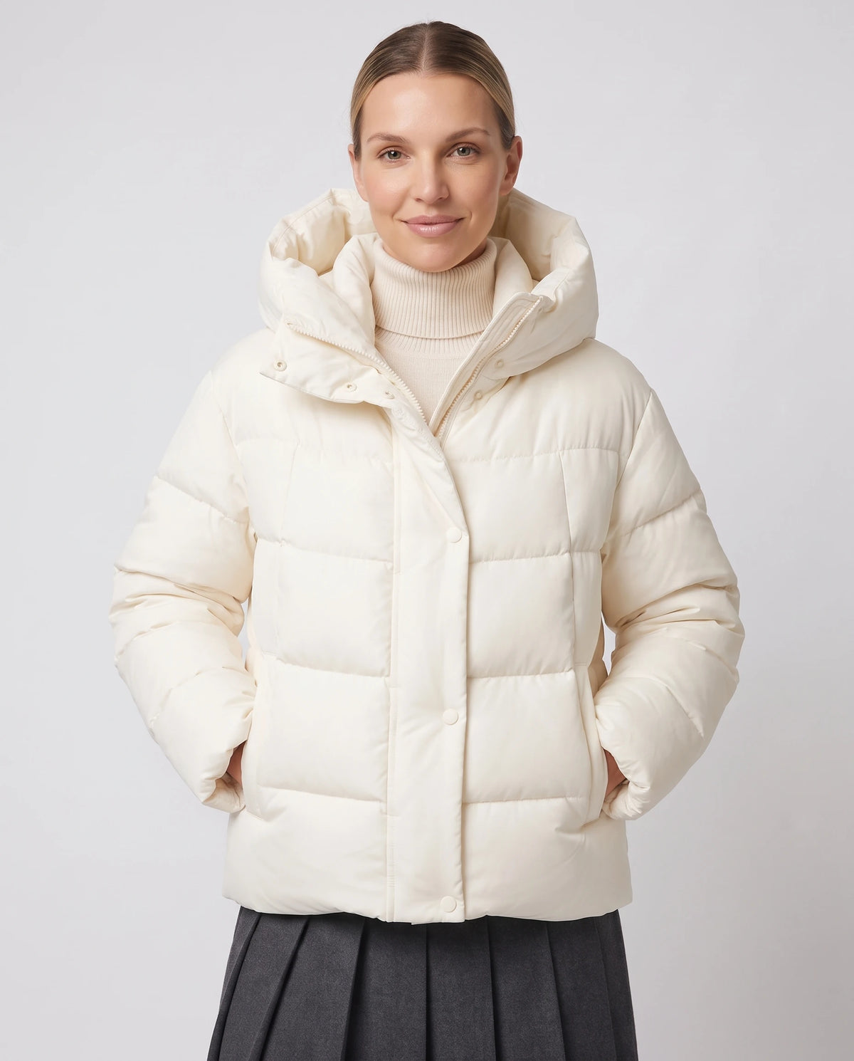 Doudoune courte oversize à grande capuche Maëline crème, plan rapproché de face, fermée