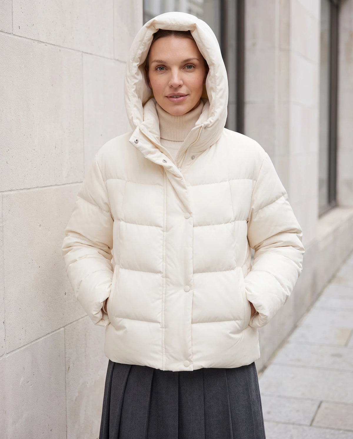 Doudoune courte oversize à grande capuche Maëline crème, capuche relevée, rue en hiver