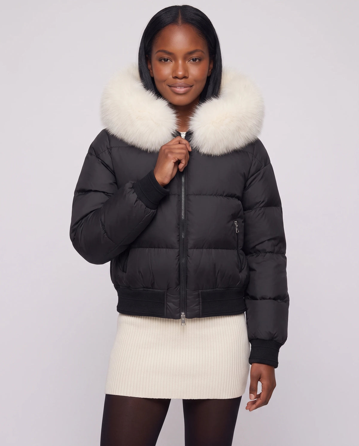 Kurze Steppjacke mit grosser Kunstfellkapuze Rebecca in Schwarz · weisses Fell, Nahaufnahme von vorn, geschlossen, Kapuze unten