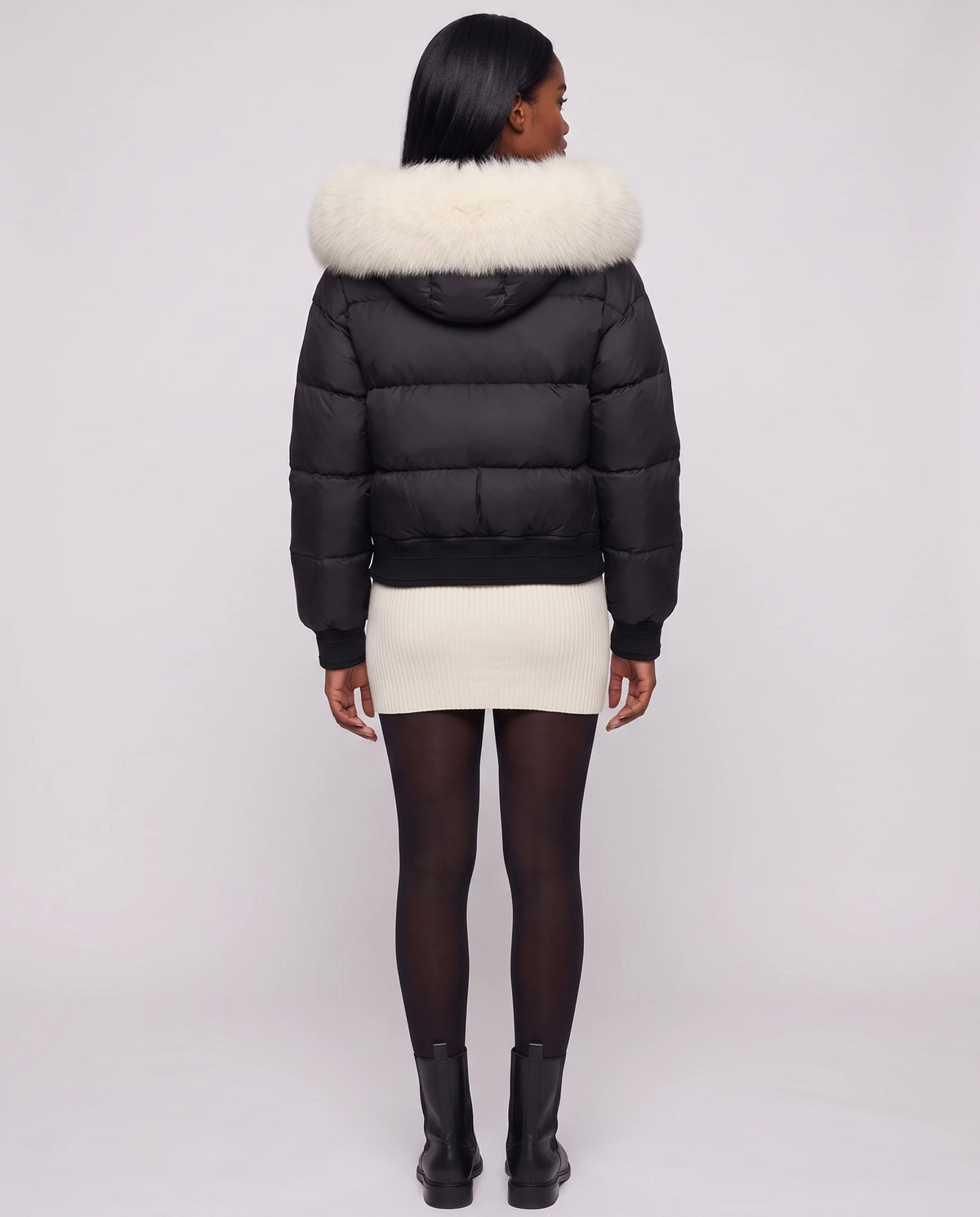 Kurze Steppjacke mit grosser Kunstfellkapuze Rebecca in Schwarz · weisses Fell, Rückansicht, Kapuze auf dem Rücken