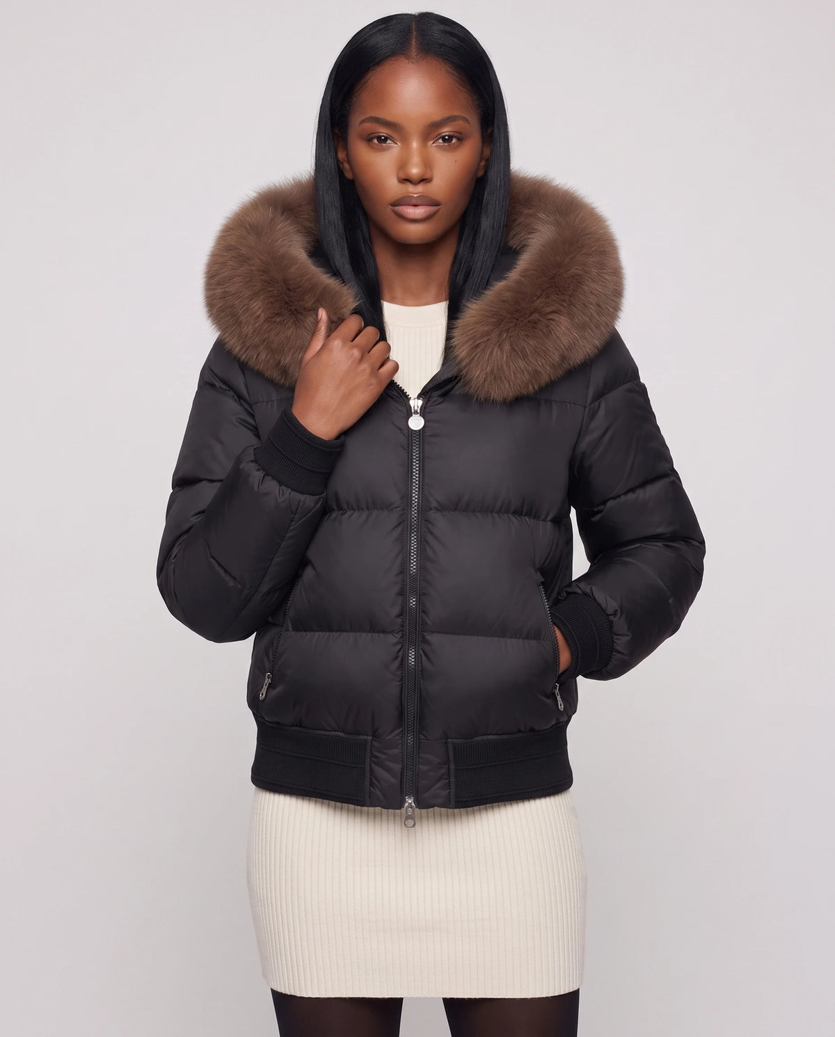 Kurze Steppjacke mit grosser Kunstfellkapuze Rebecca in Schwarz · braunes Fell, Nahaufnahme von vorn, geschlossen, Kapuze unten