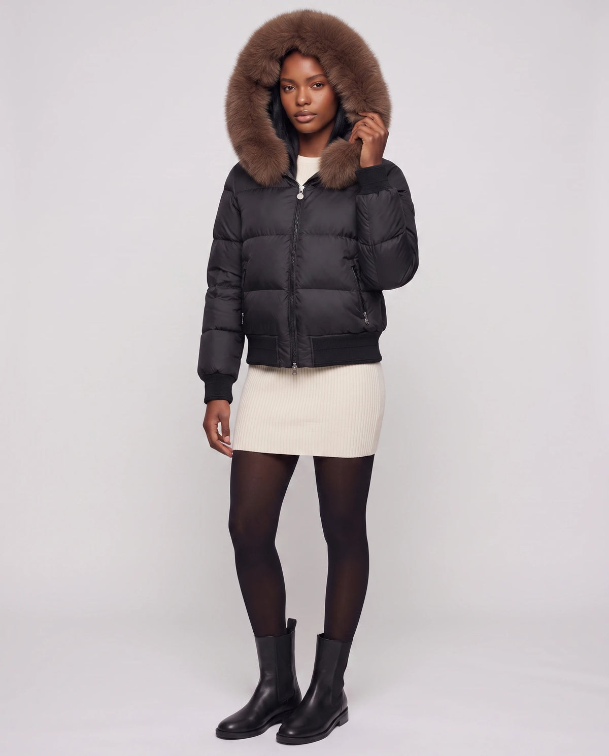 Kurze Steppjacke mit grosser Kunstfellkapuze Rebecca in Schwarz · braunes Fell, Dreiviertelansicht, grosse Kunstfellkapuze aufgesetzt